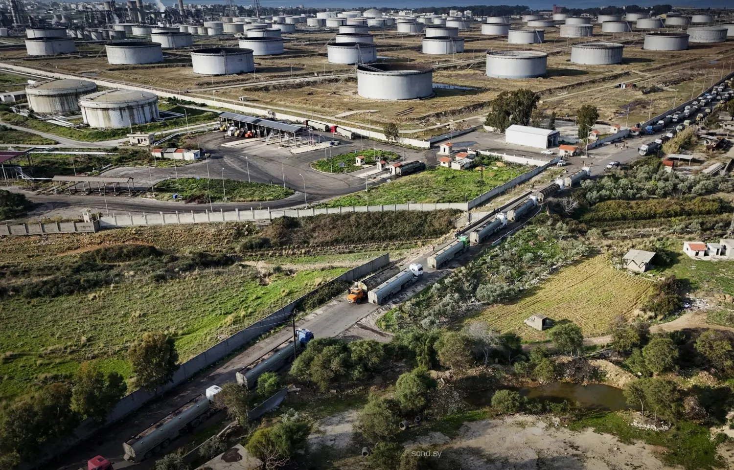 بدأت الشركة السورية للبترول ضخ الغاز من حقول «جبسة» في الحسكة لمعمل غاز «الفرقلس» بريف حمص (إكس)