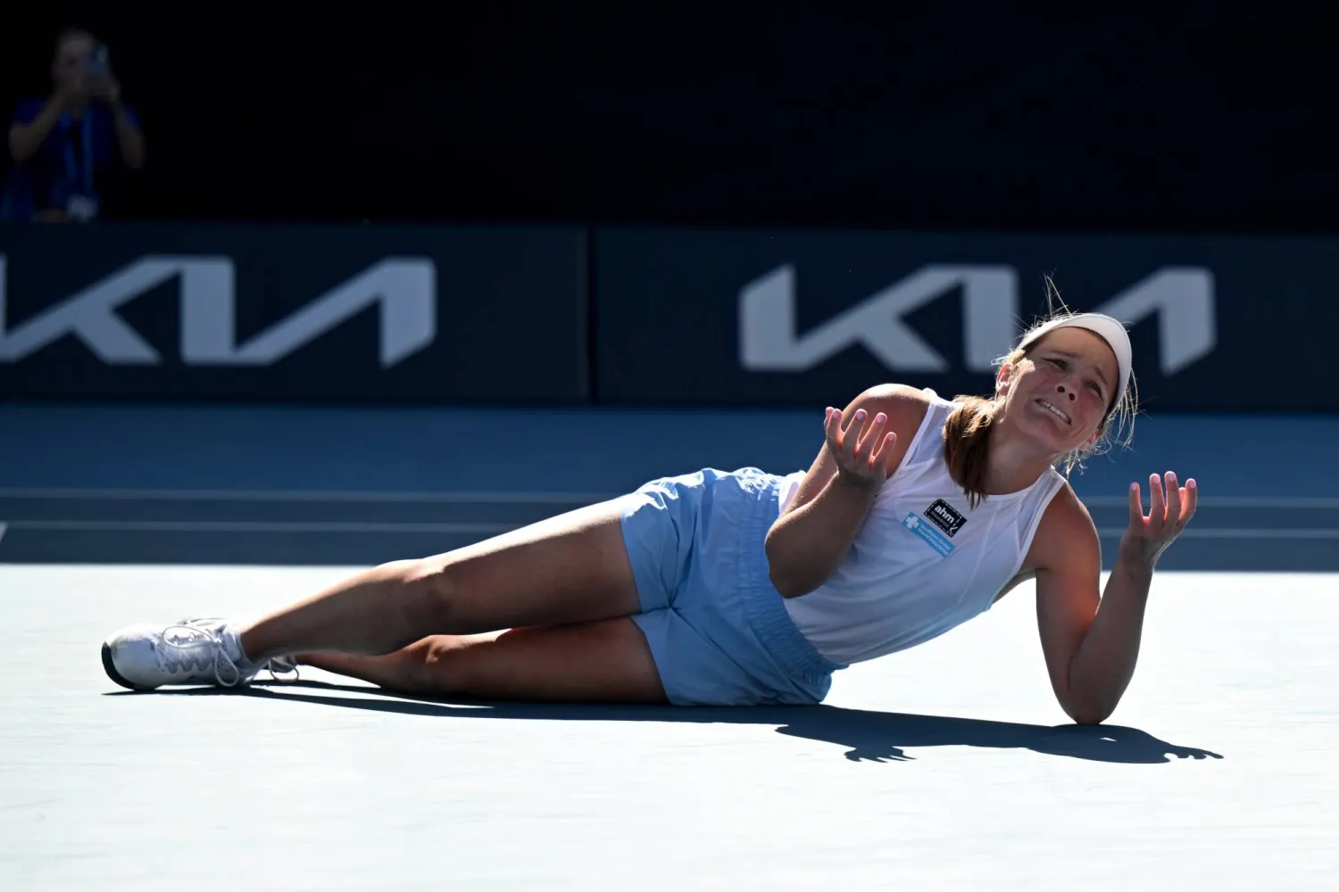 ماديسون إنغليس تحتفل بنقطة المباراة ضد لورا سيغموند (إ.ب.أ)