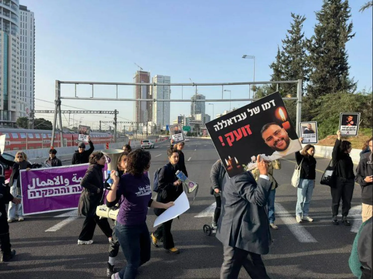 متظاهرون يقطعون حركة المرور على طريق سريع في تل أبيب (حركة «الوقوف معاً»)