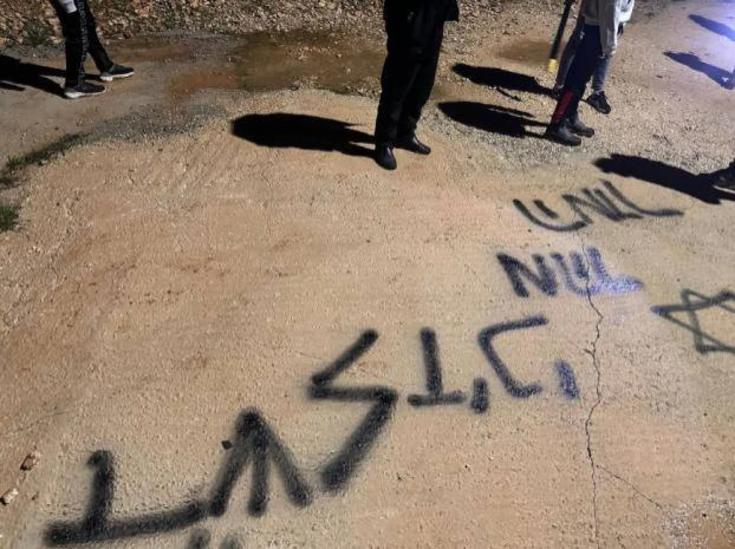 شعارات خطّها مستوطنون إسرائيليون بعد هجومهم على قرية عطارة الفلسطينية شمال رام الله (وسائل تواصل اجتماعي)