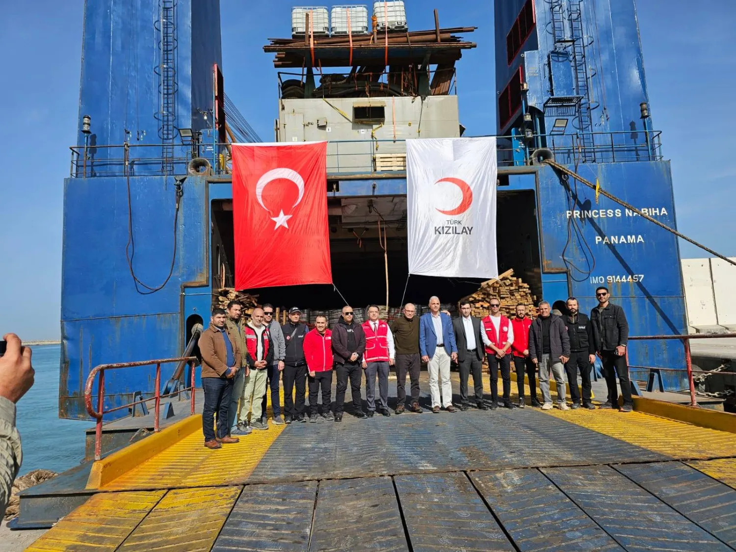 سفير تركيا في القاهرة صالح موطلو شن خلال استقباله لسفينة المساعدات (الشرق الأوسط)