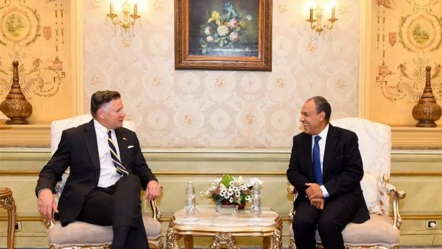 وزير الخارجية المصري بدر عبد العاطي مع نائب وزير الخارجية الأميركي كريستوفر لاندو في القاهرة يوم الأحد (الخارجية المصرية)