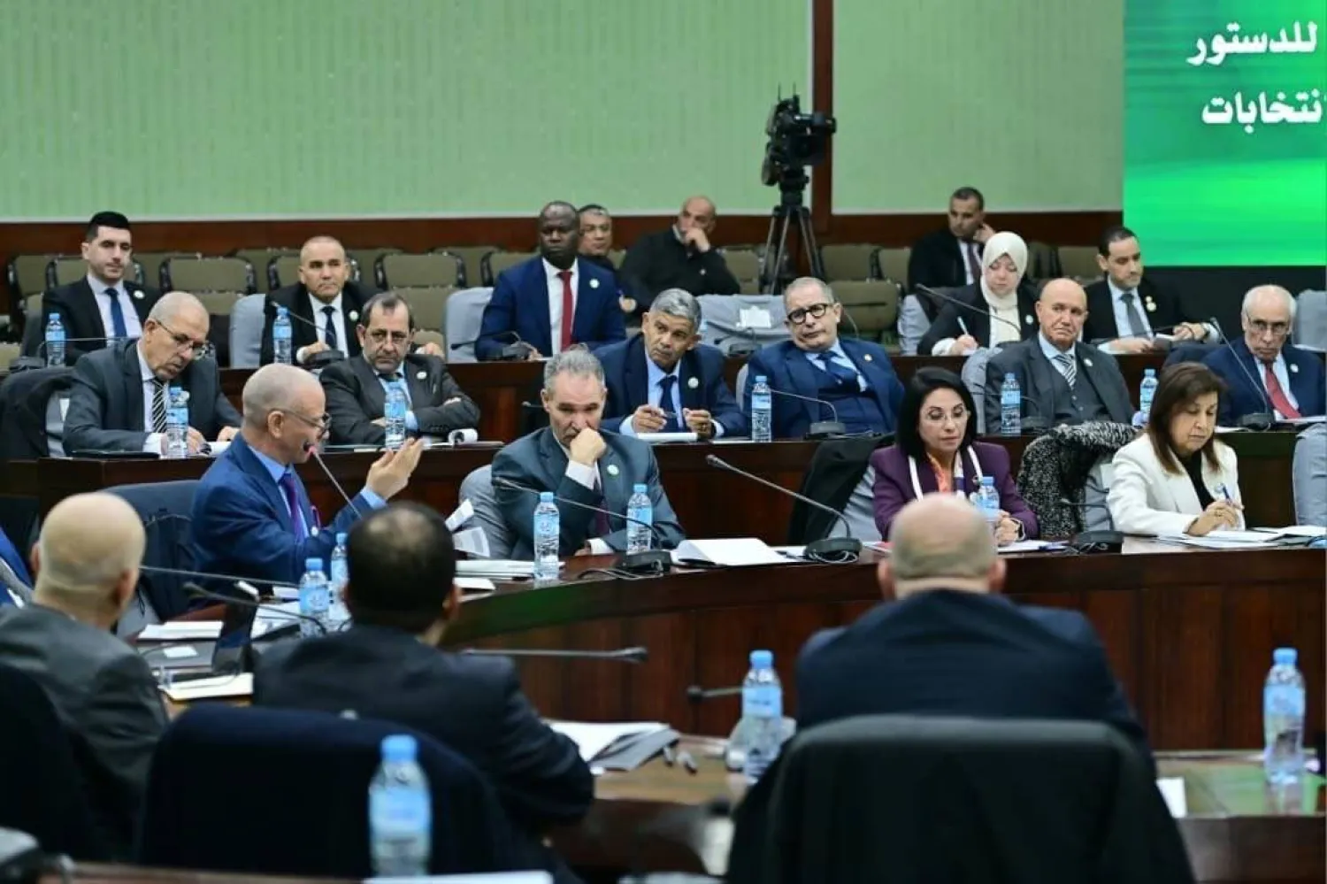 قادة أحزاب جزائرية خلال اجتماع تشاوري نظمته الرئاسة بشأن تعديل الدستور (الرئاسة)