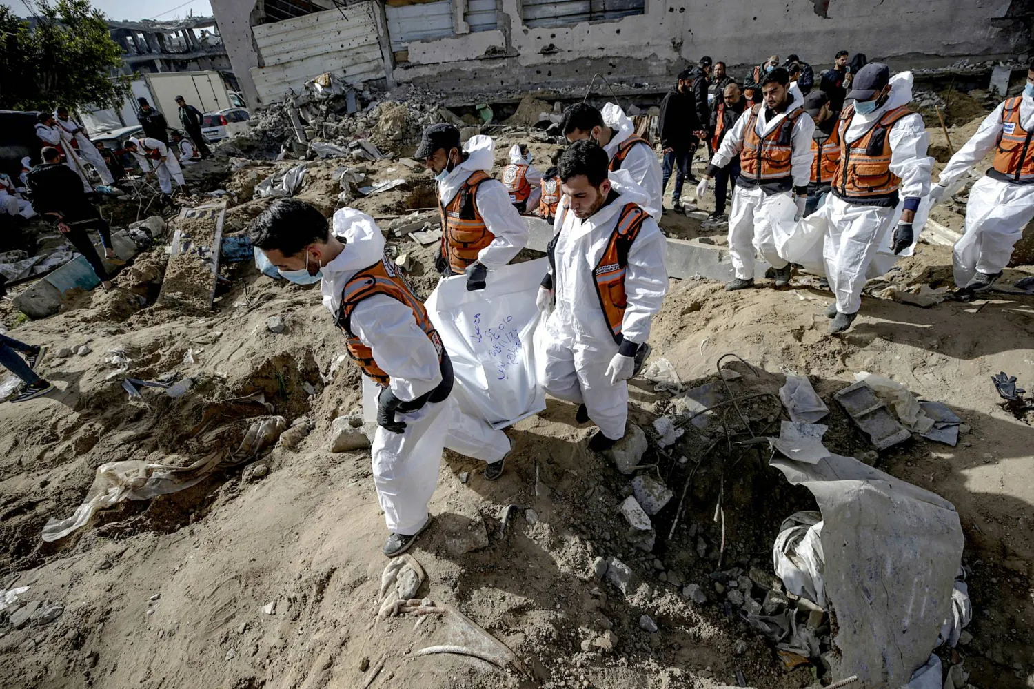 أفراد من الدفاع المدني خلال انتشال جثامين قتلى في مدينة غزة (إ.ب.أ)