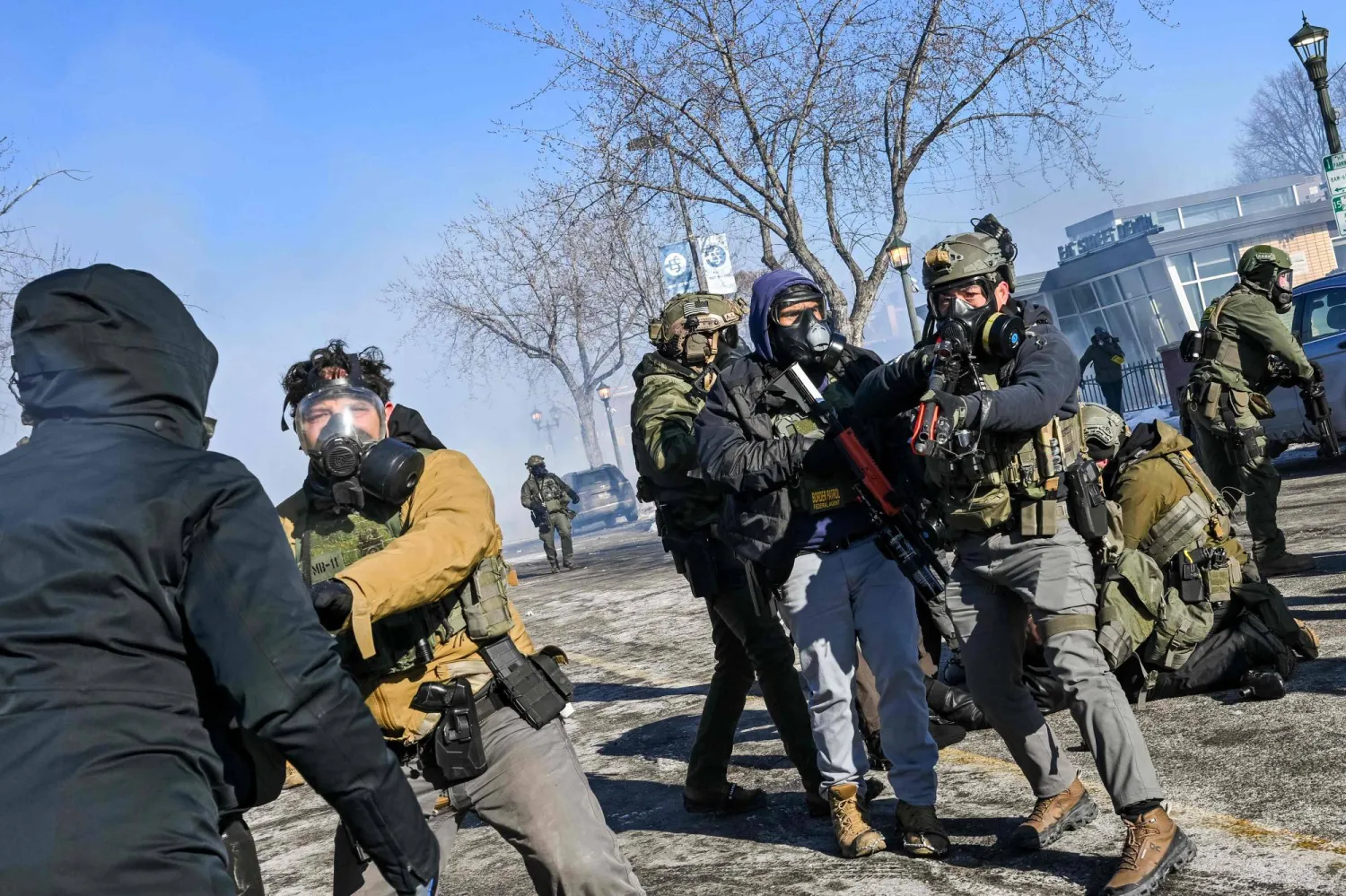 عملاء فيدراليون يعتقلون شخصاً بأحد شوارع مينيابوليس يوم 24 يناير (أ.ف.ب)