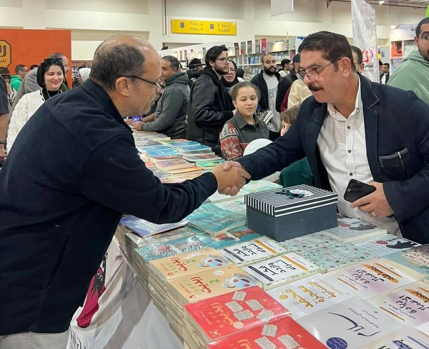 اللواء وليد السيسي في معرض القاهرة الدولي للكتاب (الشرق الأوسط)