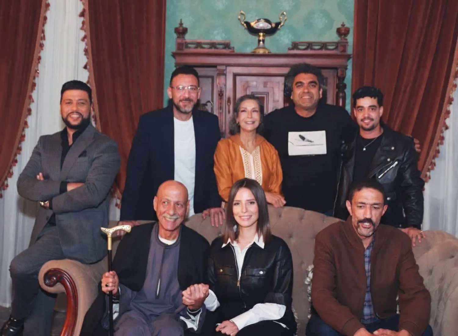 المخرج أحمد خالد وأبطال المسلسل في كواليس التصوير (الشركة المنتجة)