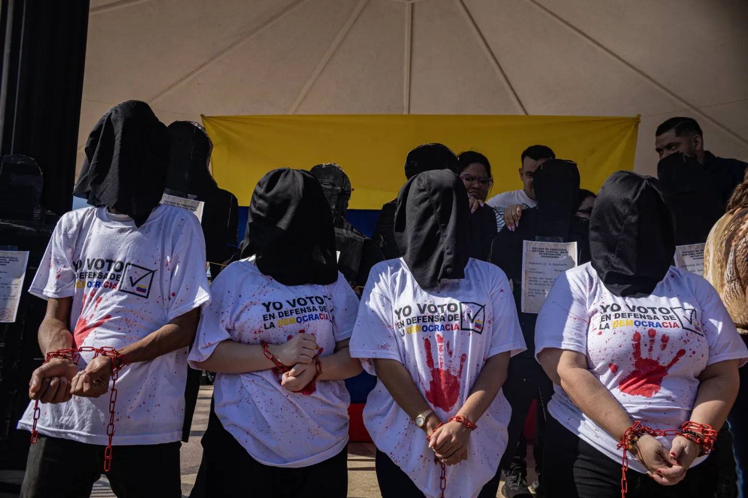 مشاركون في مظاهرة بمدينة ماراكايبو في فنزويلا يطالبون بالإفراج عن السجناء السياسيين (إ.ب.أ) 