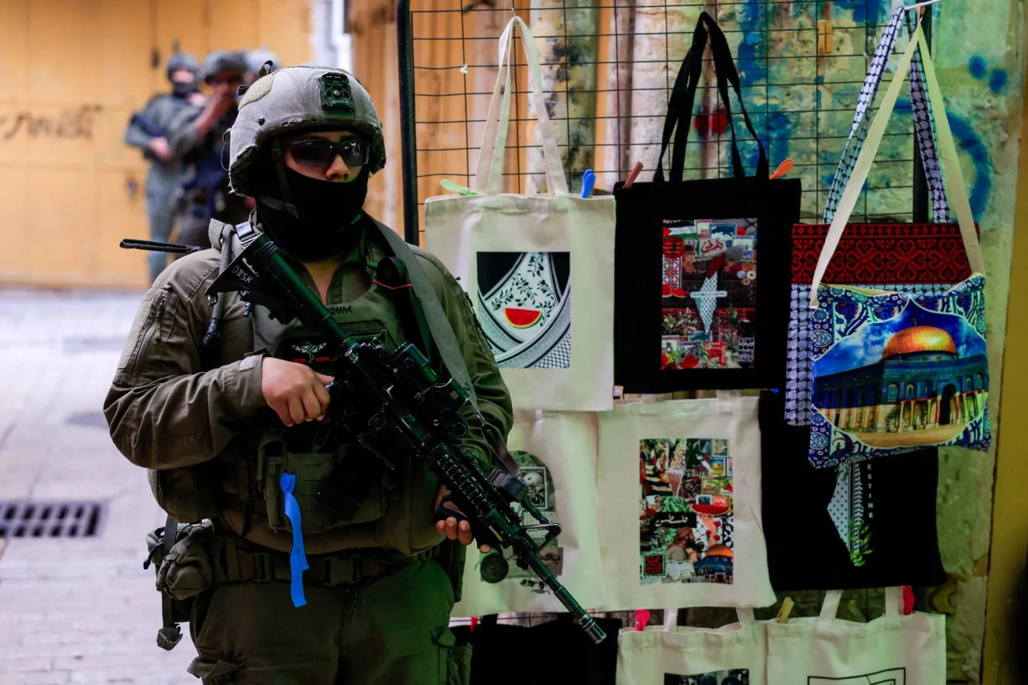 الجيش الإسرائيلي يحقق مع جندي «فبرك» حادثة خطف معتقل فلسطيني (رويترز)