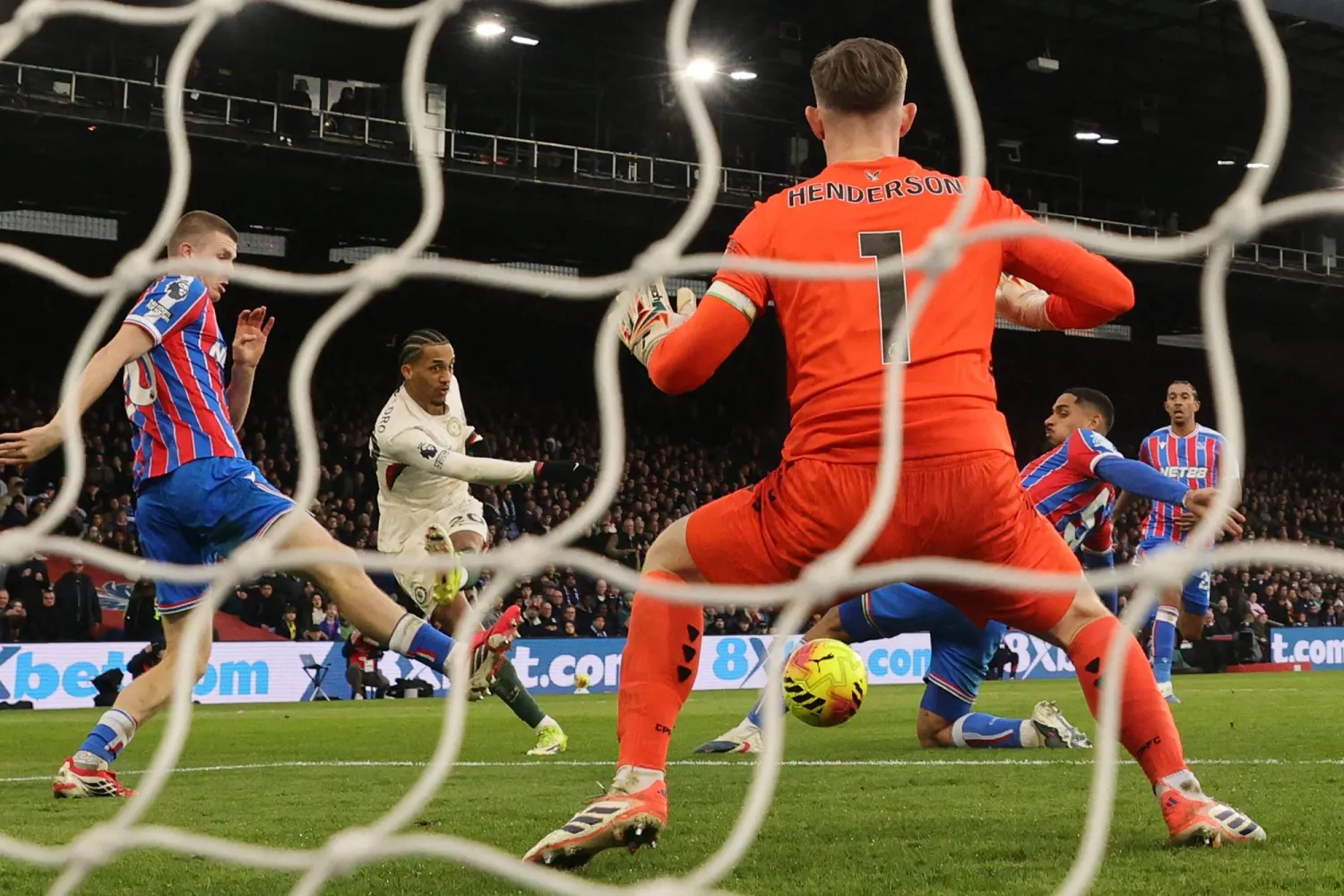 البرازيلي جواو بيدرو لحظة تسجيله ثاني أهداف تشيلسي في مرمى بالاس (أ.ف.ب)