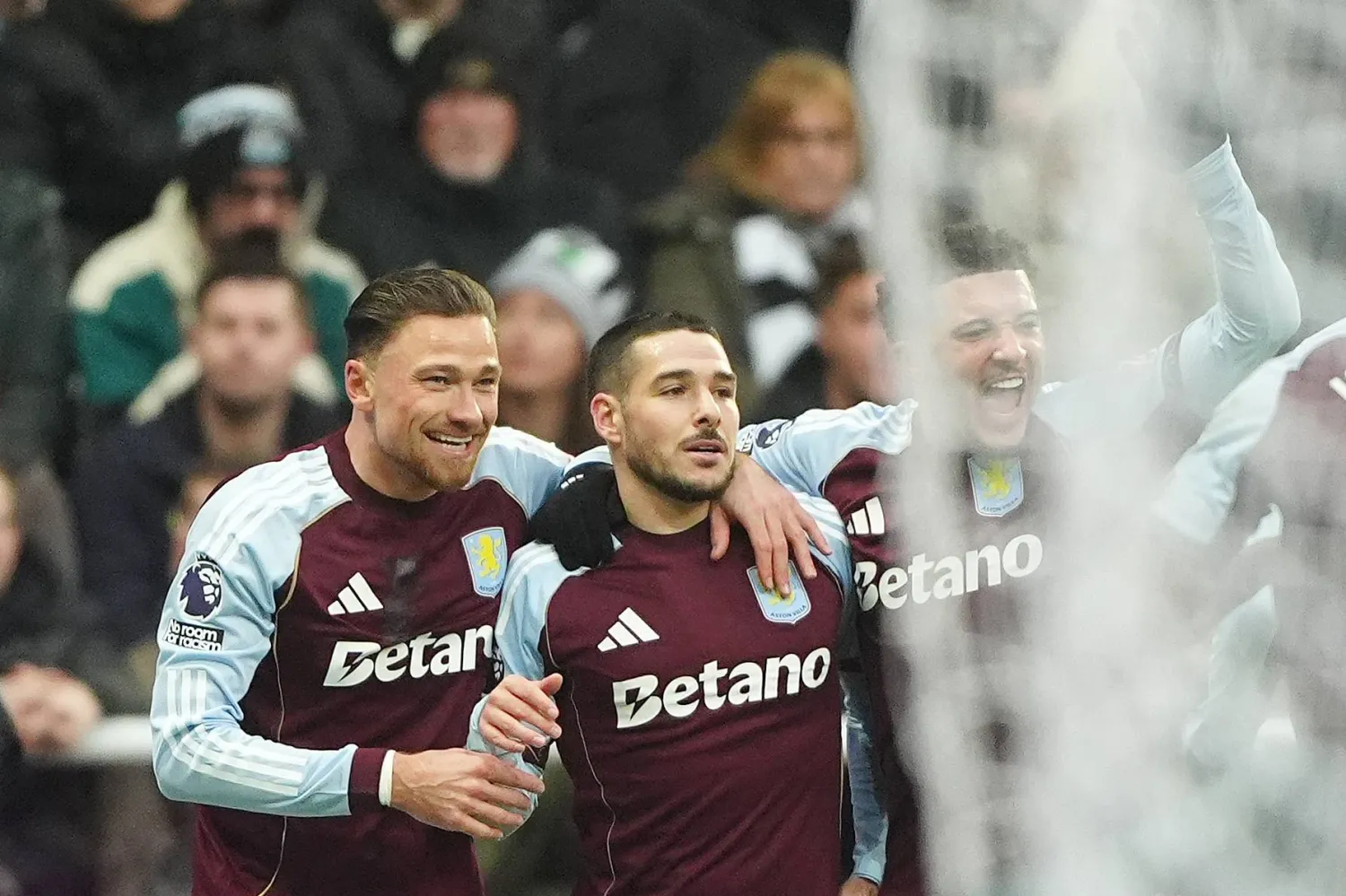 إيميليانو بوينديا يحتفل مع زملائه بهدفه الرائع في نيوكاسل (د.ب.أ)