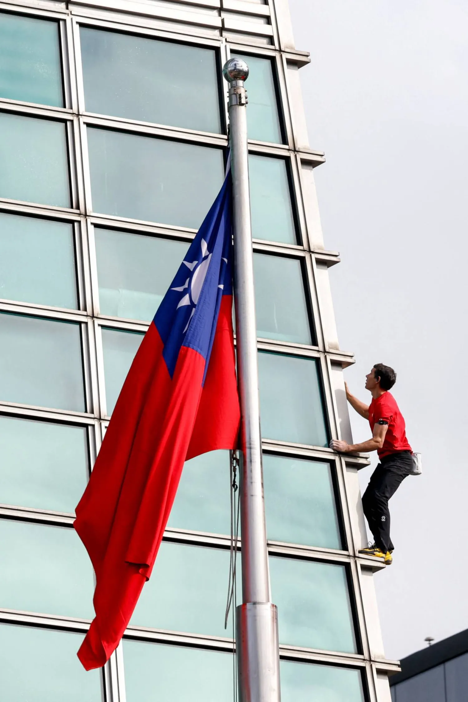 المتسلق أليكس يتسلق ناطحة سحاب «تايبيه 101» في تايوان (رويترز)