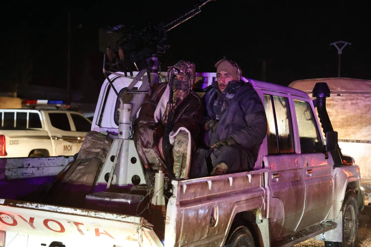 جنود سوريون يتابعون انسحاب «قوات سوريا الديمقراطية» (قسد) من سجن الأقطان في مدينة الرقة (أ.ف.ب)