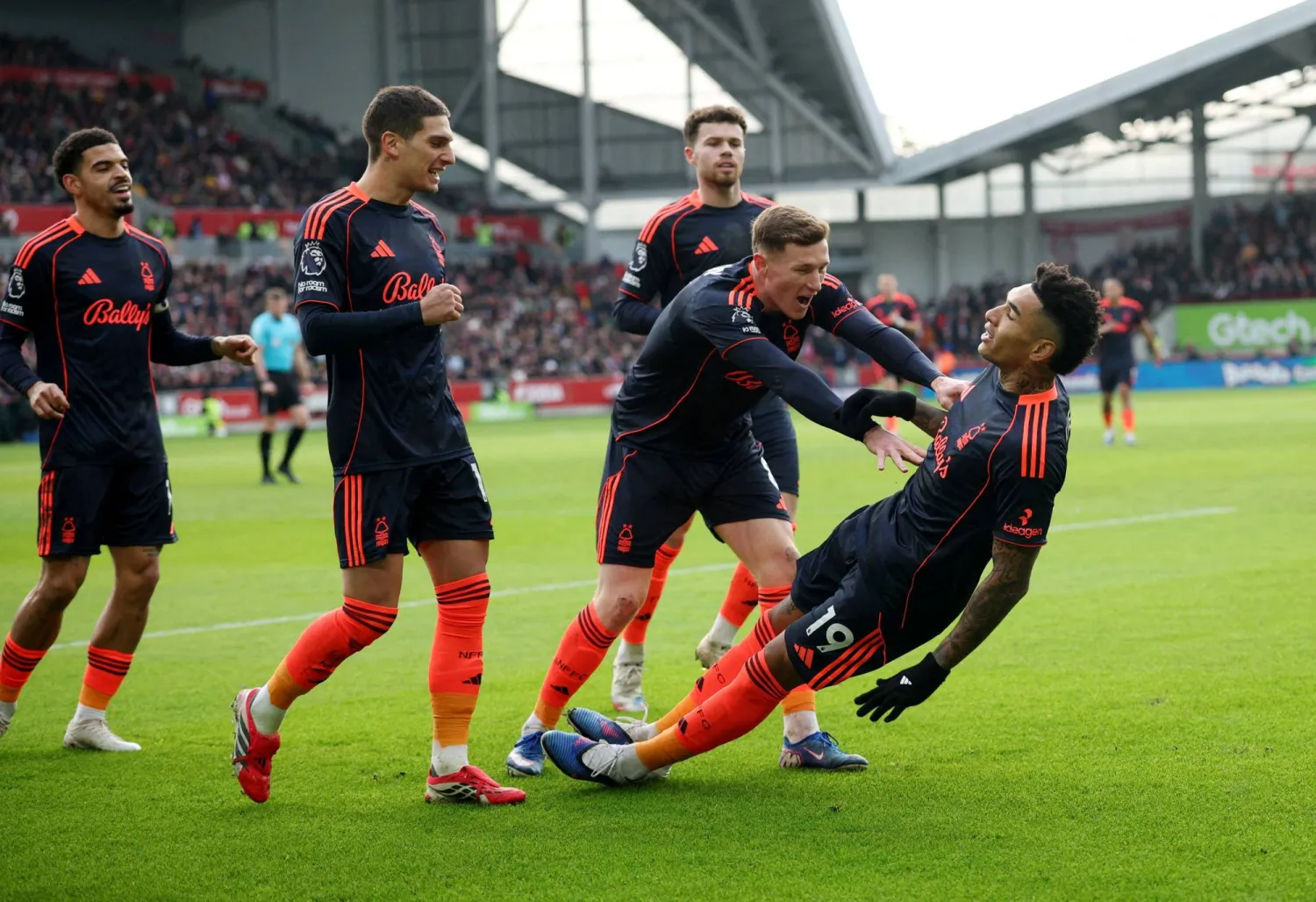 احتفالية لاعبي نوتنغهام فورست بالفوز الثمين خارج الأرض (رويترز)