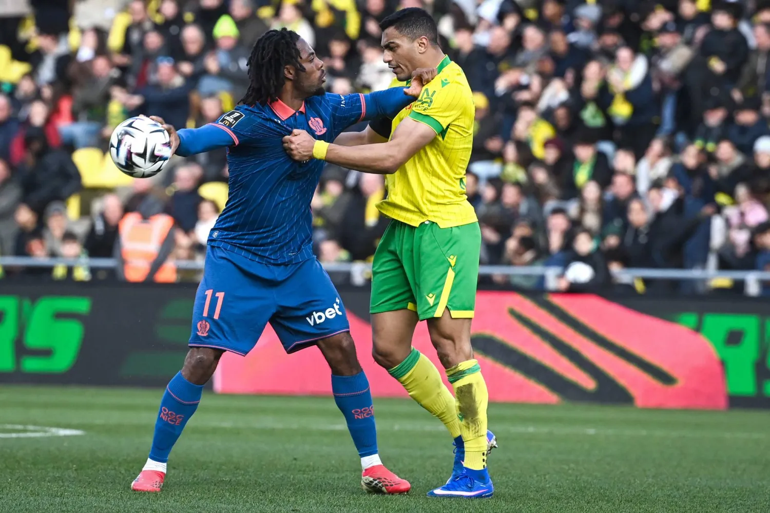 مصطفى محمد (يمين) في اشتباك مع ايلي واهي لاعب نيس (أ.ف.ب)