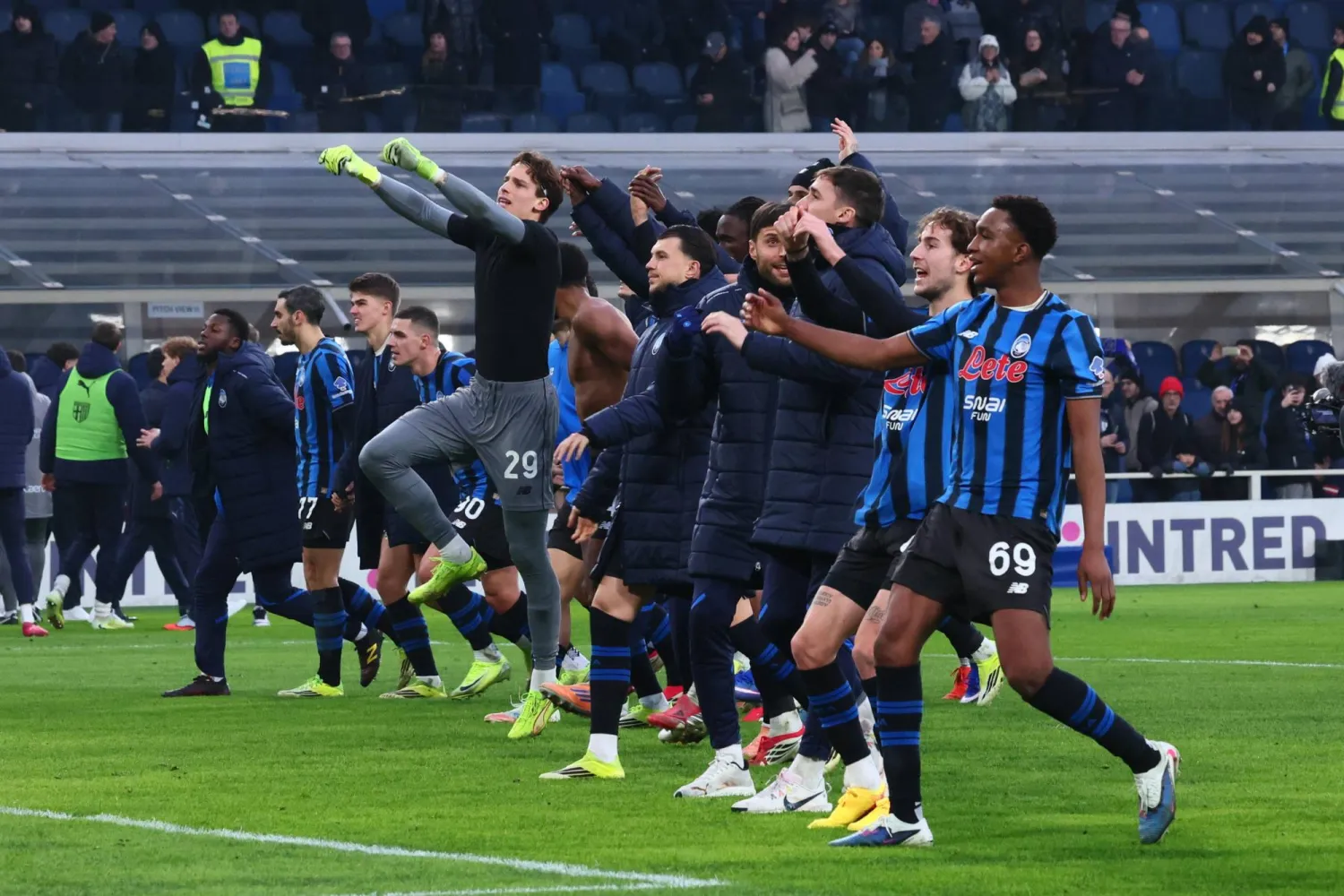 فرحة لاعبي أتالانتا بالفوز على بارما (إ.ب.أ)