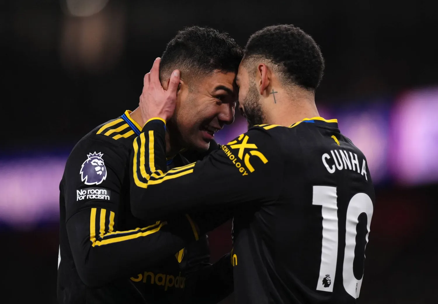 ماتياس كونيا (يمين) يحتفل بهدف الفوز مع زميله كاسيميرو (د.ب.أ)