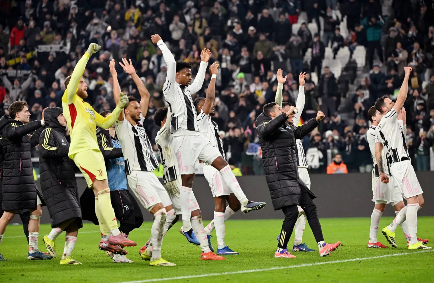 لاعبو يوفنتوس يحيون جماهيرهم بعد الفوز الكبير على نابولي (رويترز) 