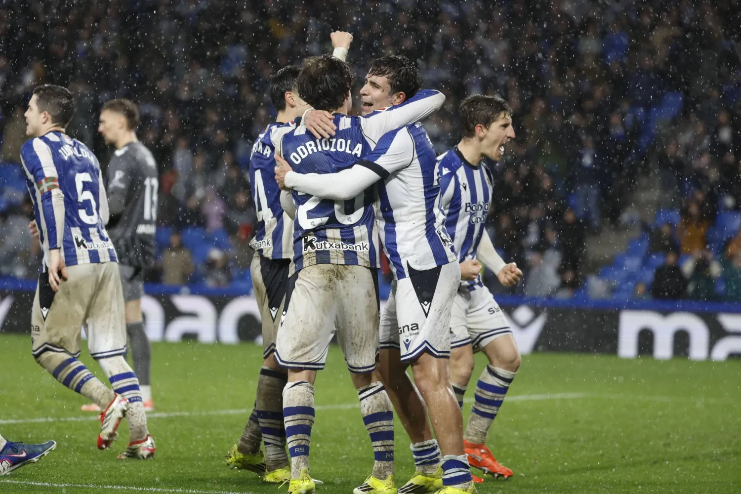 احتفالية لاعبي ريال سوسيداد بالفوز الثمين على سيلتا فيغو (إ.ب.أ) 