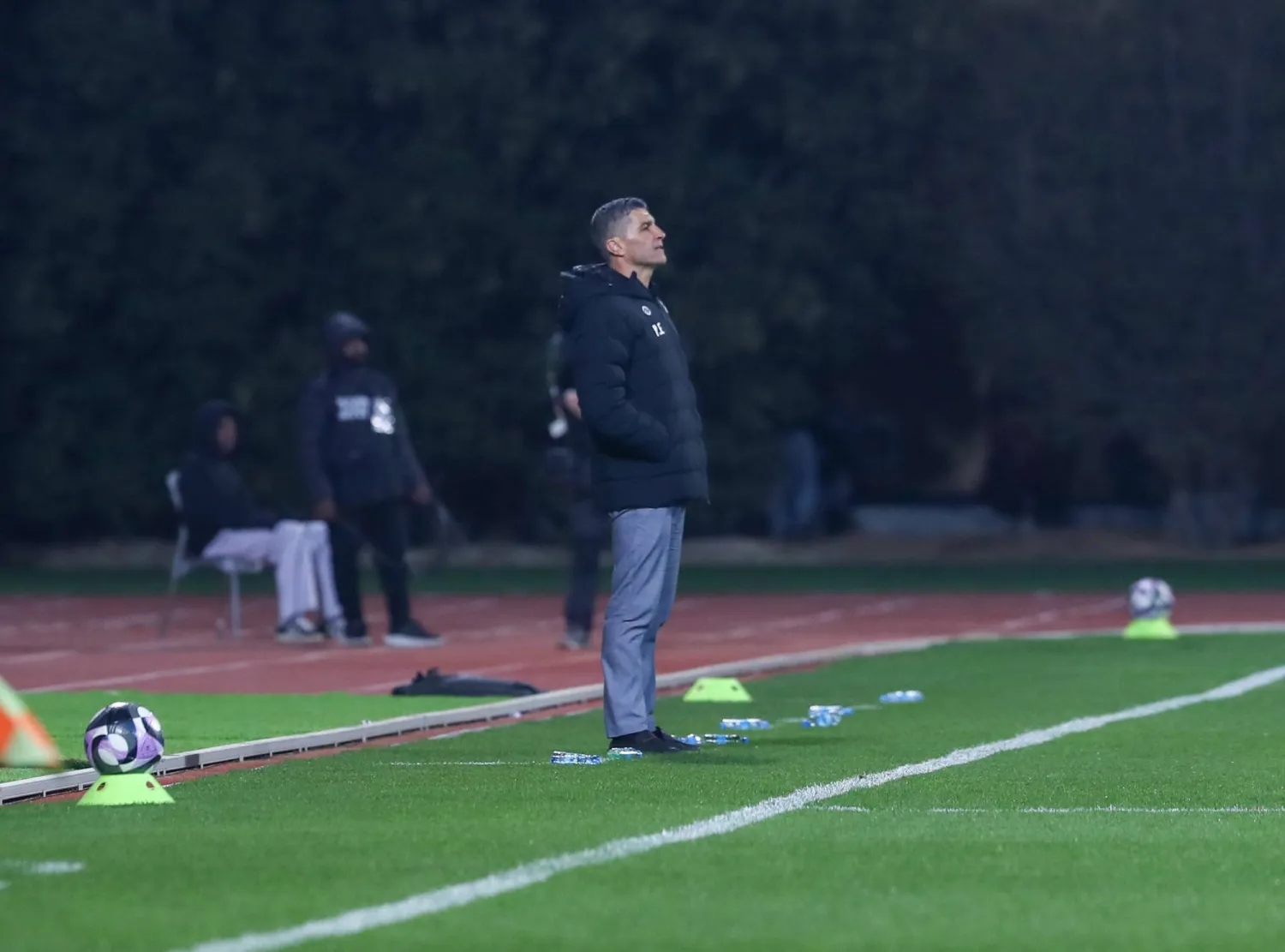 البرتغالي بيدرو إيمانويل المدير الفني للفيحاء (تصوير: صالح العنزي) 