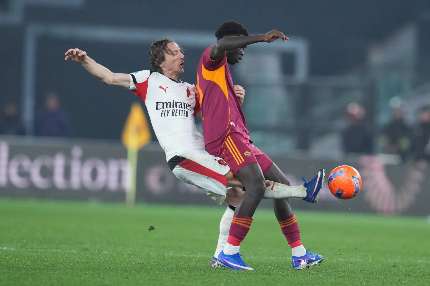 التعادل الإيجابي حسم موقعة روما وميلان (أ.ب)