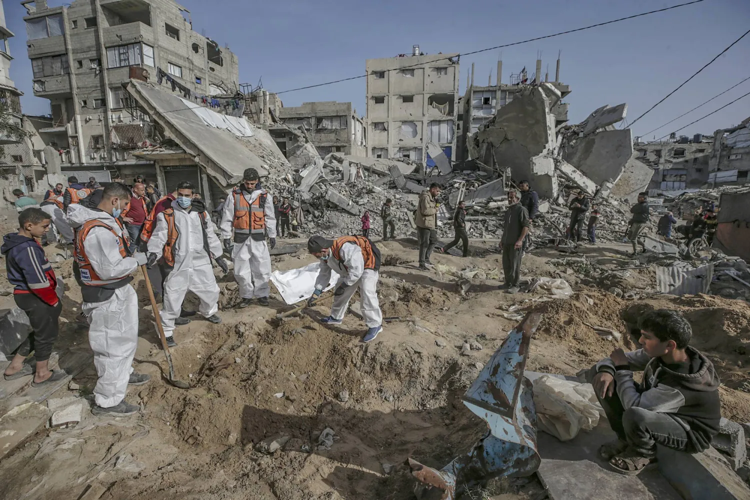 عناصر الدفاع المدني الفلسطيني يبحثون عن جثث ضحايا الحرب الإسرائيلية في ساحة مسجد صلاح الدين بمدينة غزة أمس (إ.ب.أ)