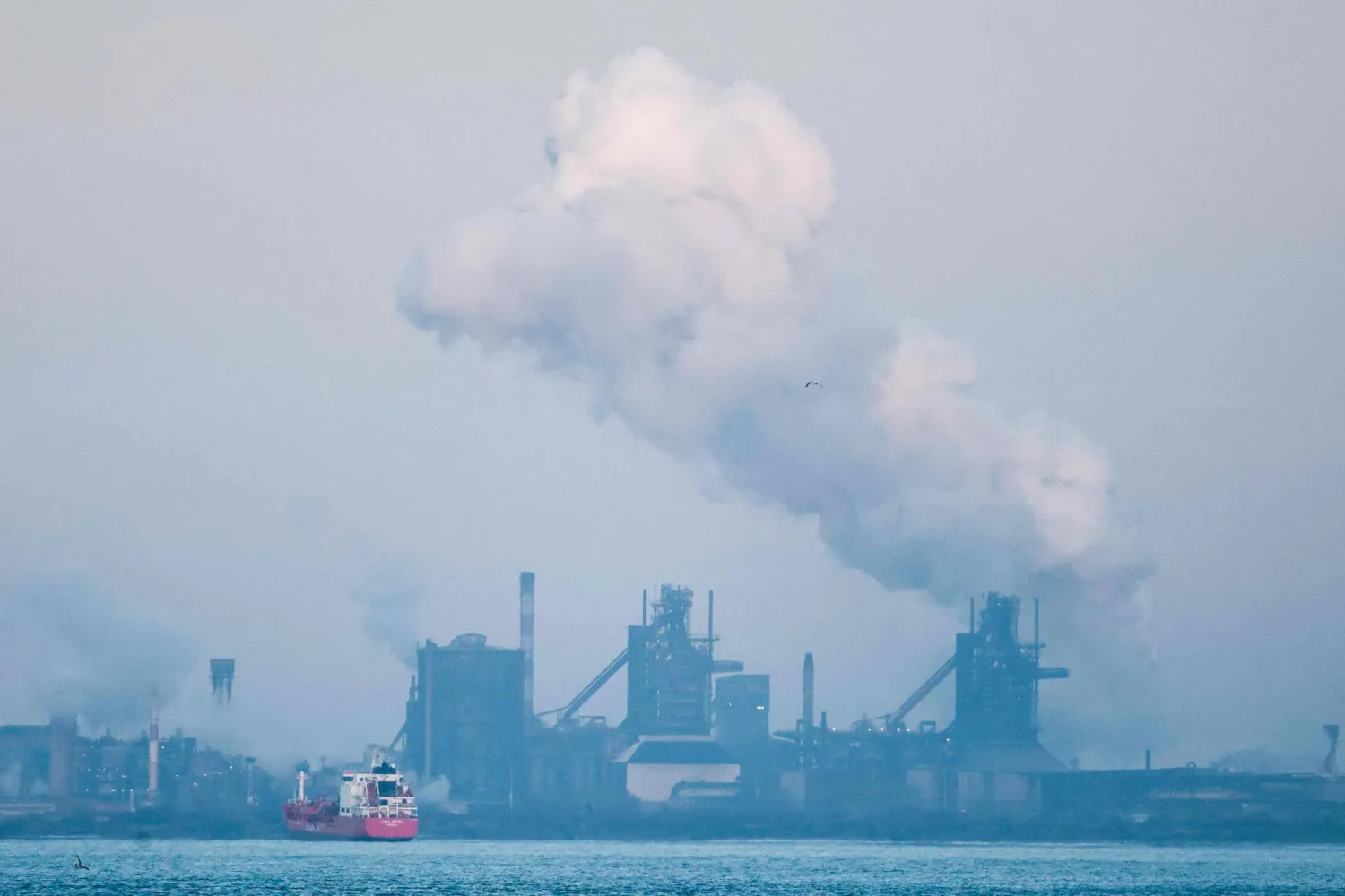 ناقلات نفط تنتظر في خليج فوس سور مير لدخول ميناء مرسيليا فوسجنوب فرنسا (أ.ف.ب) 