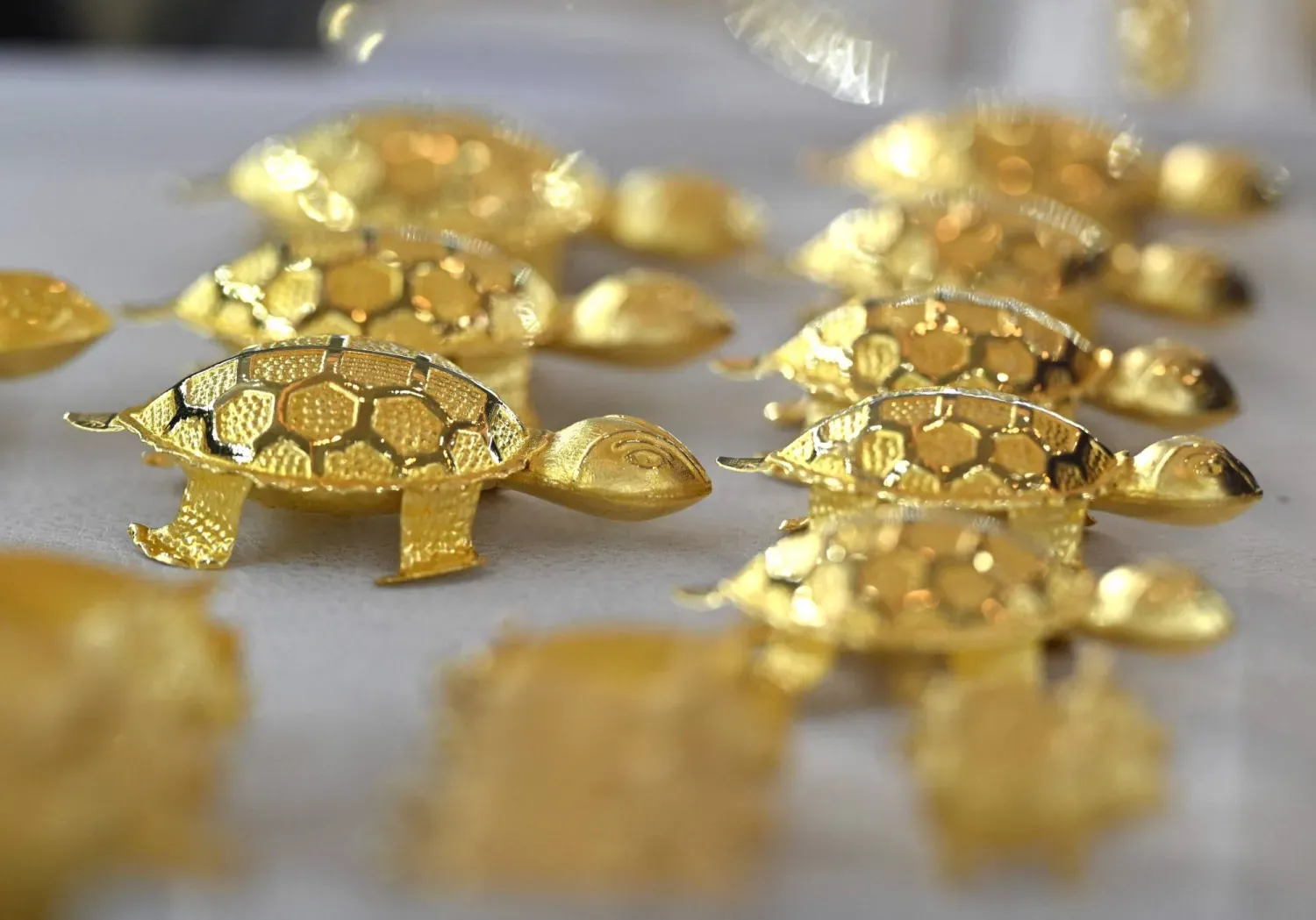 Seul'deki Kore Altın Borsası mağazasında sergilenen altın kaplumbağalar (AFP)