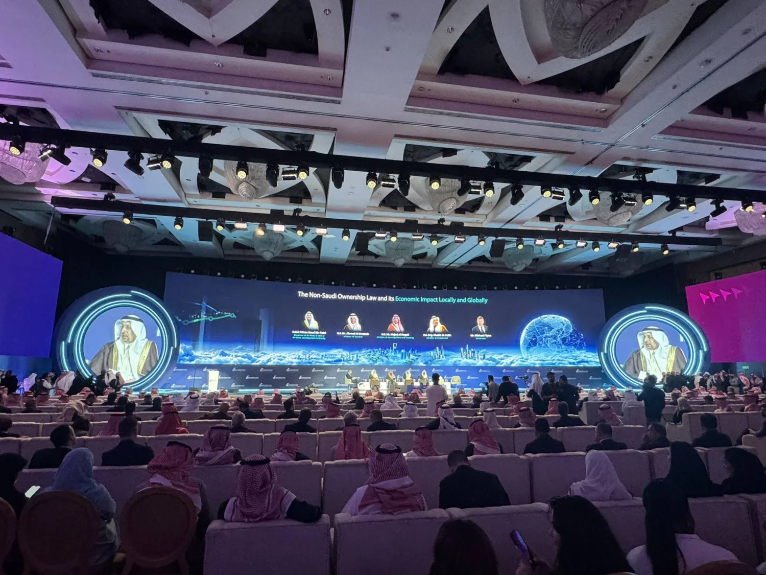 وزير الاستثمار السعودي يتحدث في جلسة ضمن «منتدى مستقبل العقار» (إكس)