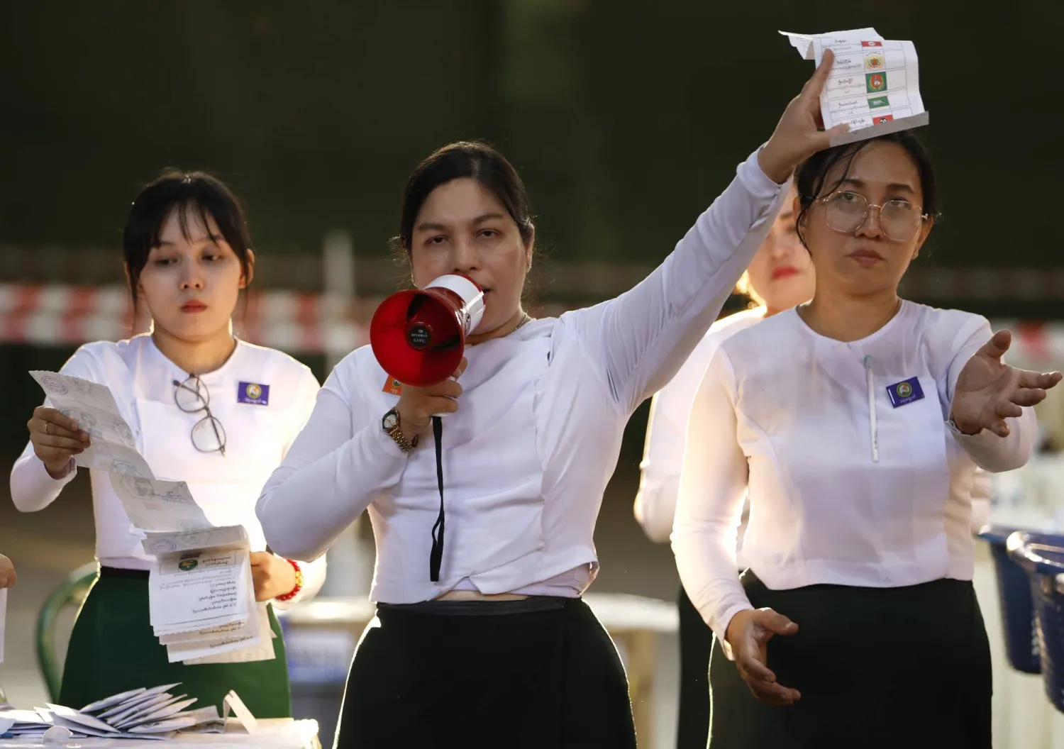 مسؤولة بلجنة الانتخابات في ميانمار تعلن نتيجة فرز المرحلة الثالثة بإحدى لجان يانغون (إ.ب.أ)