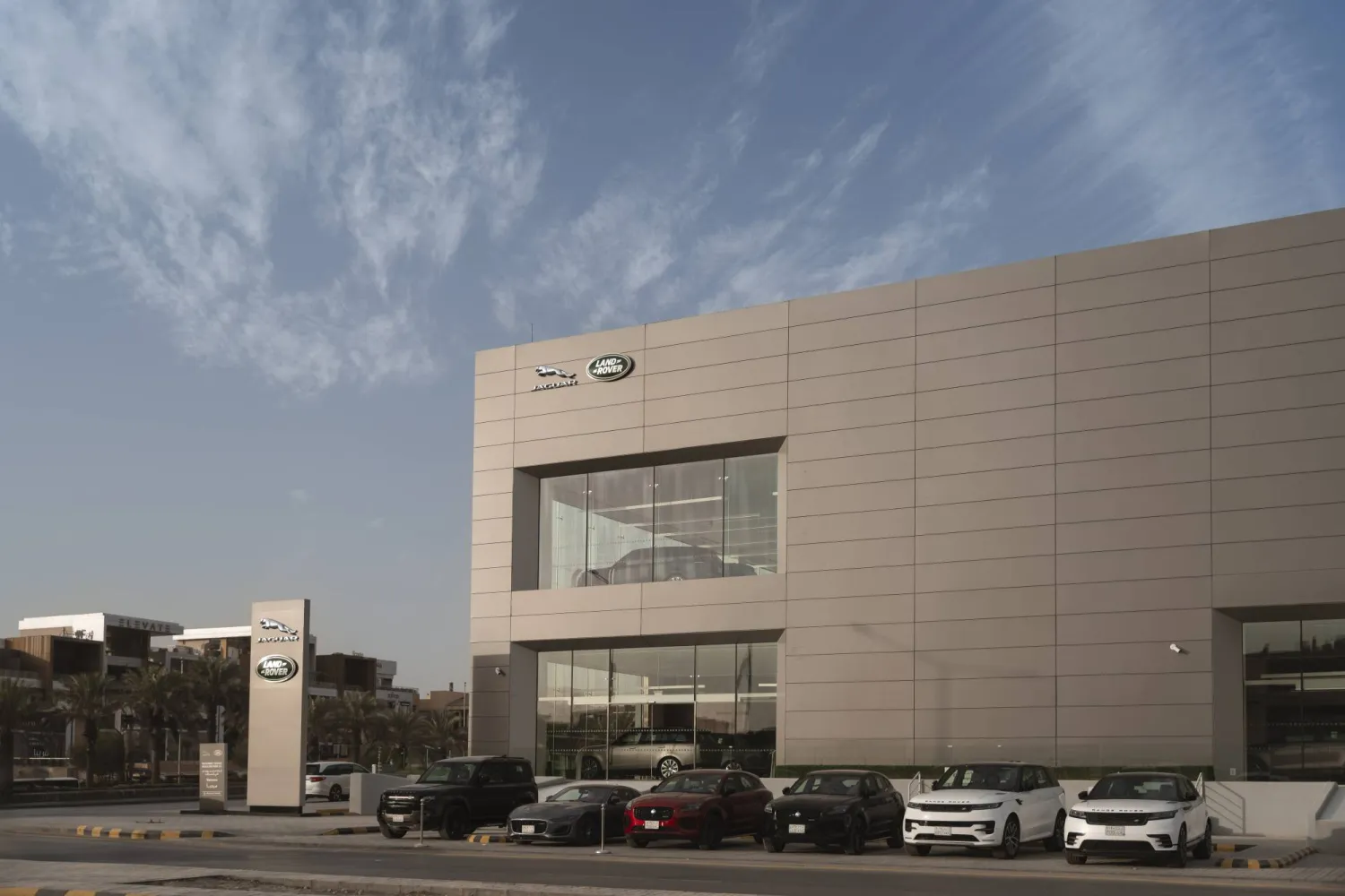 مدير «جاغوار لاند روڤر» السعودية: نتطلع لتوسيع الطرازات الكهربائية والهجينة مع تطور البنية التحتية
