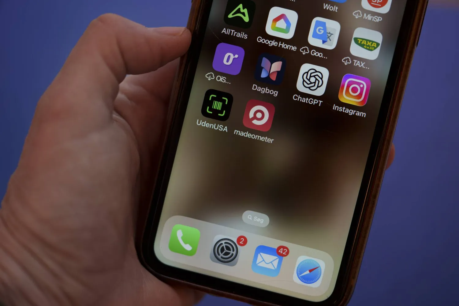 A close-up shows a mobile phone displaying the app UdenUSA, which translates to Without USA in Danish, Copenhagen, Denmark, 21 January 2026. EPA/Liselotte Sabroe  DENMARK OUT