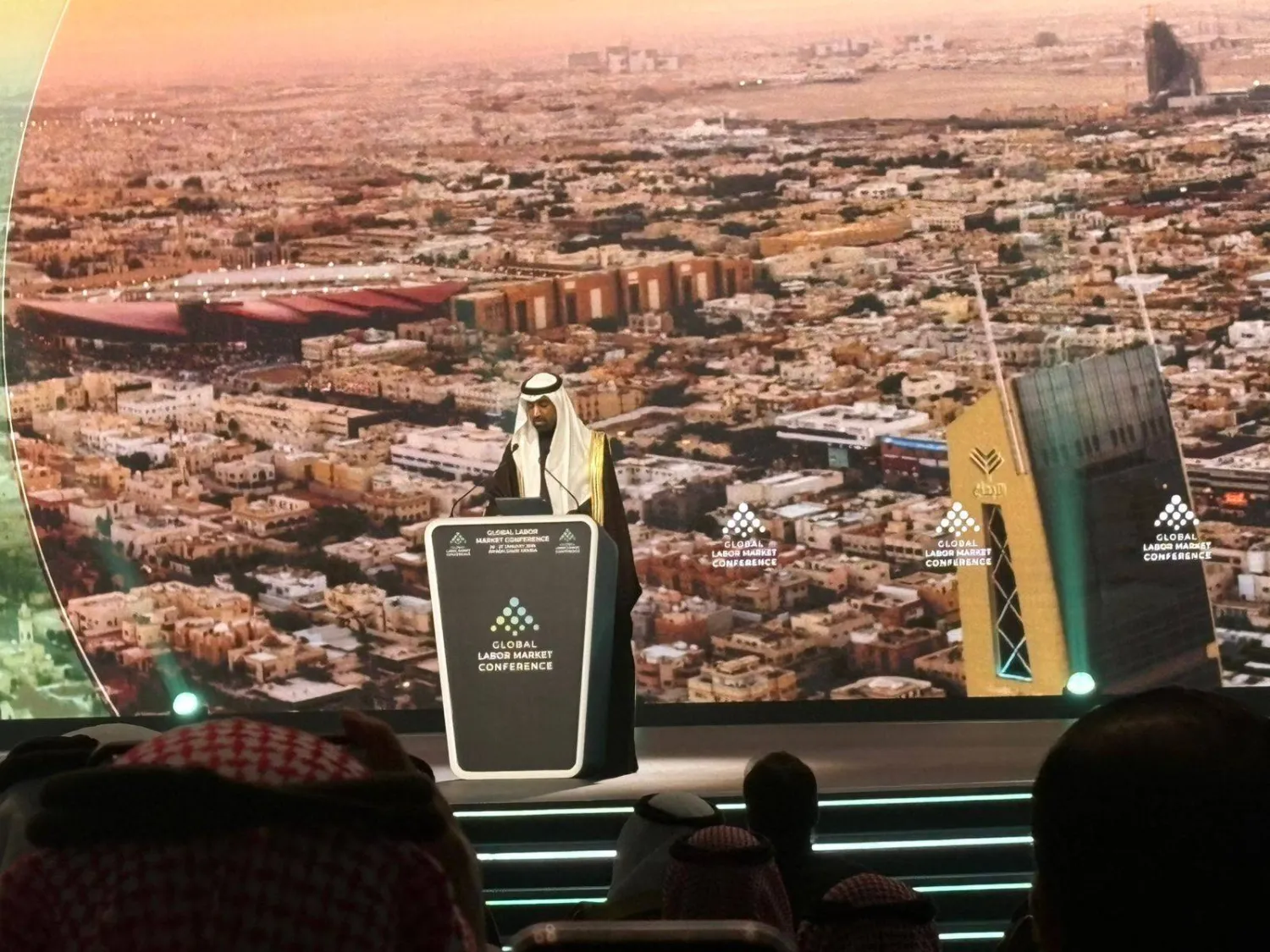 وزير الموارد البشرية والتنمية الاجتماعية خلال كلمته الافتتاحية للمؤتمر الدولي لسوق العمل (الشرق الأوسط)