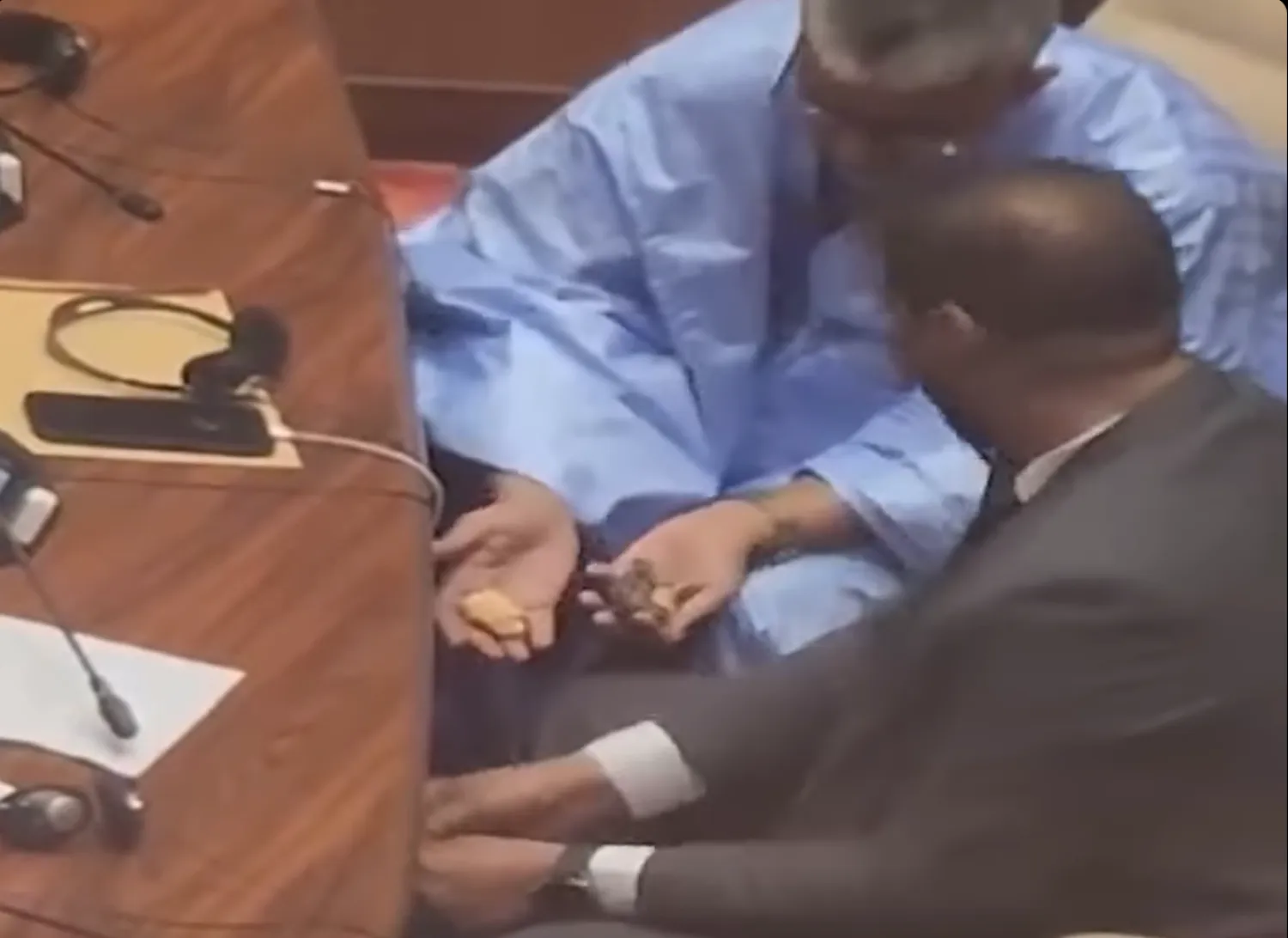 لقطة من الفيديو المسرّب تظهر نائبين يتداولان «القديد» (الشرق الأوسط)