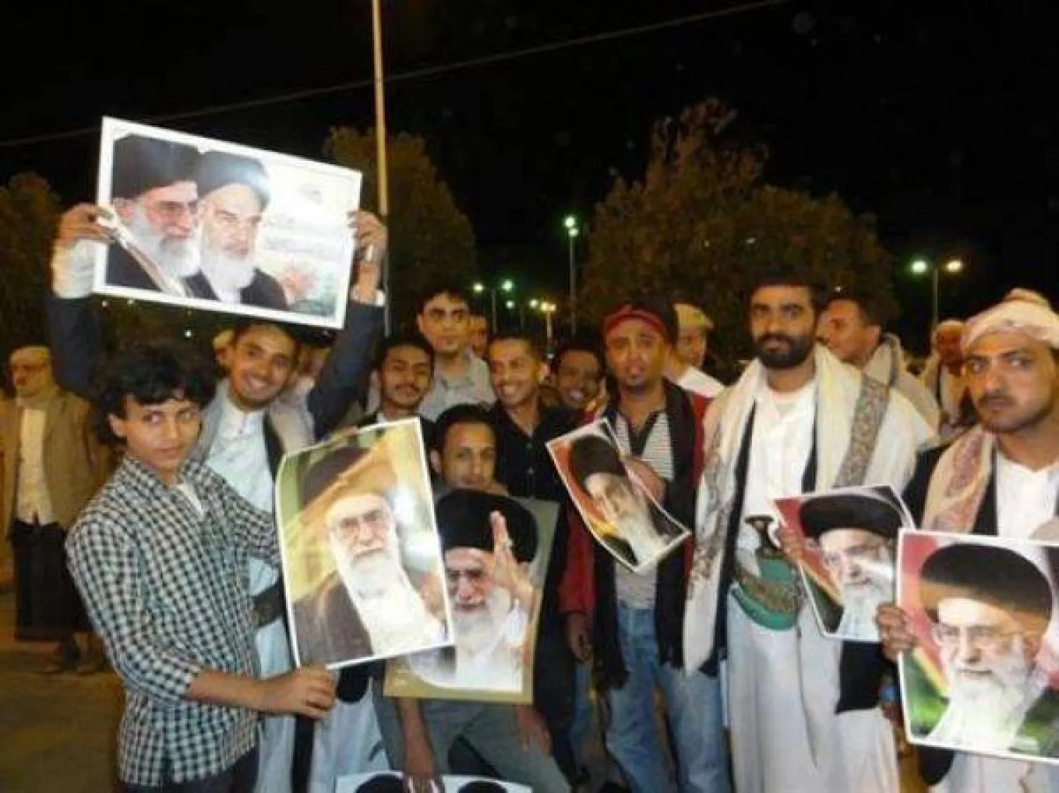 حوثيون يرفعون صور علي خامنئي وسط صنعاء (إكس)