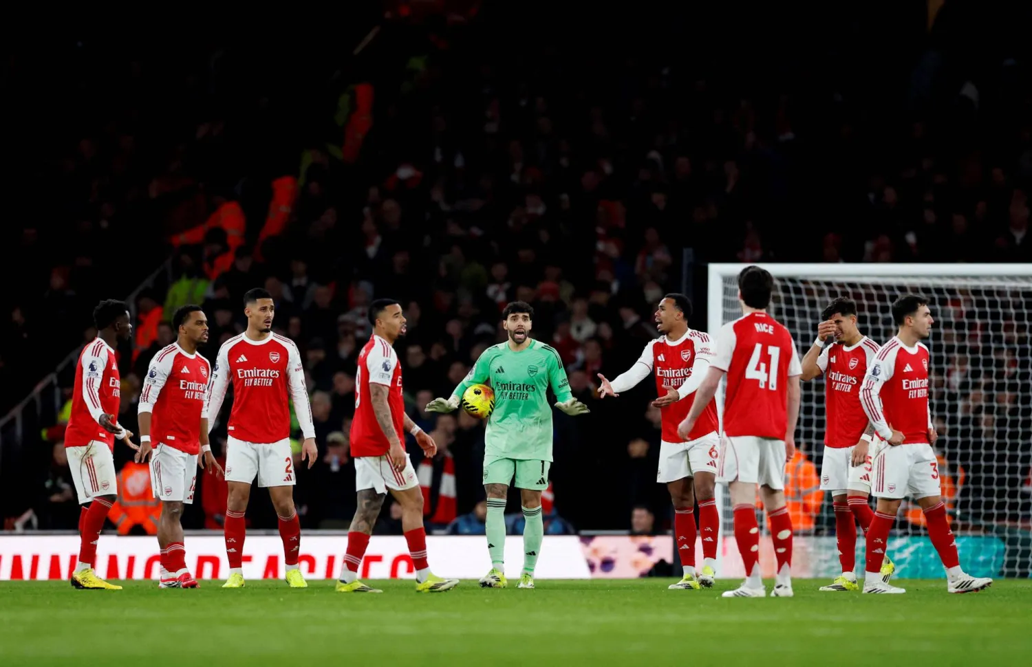 آرسنال يفتح باب المنافسة على اللقب (رويترز)