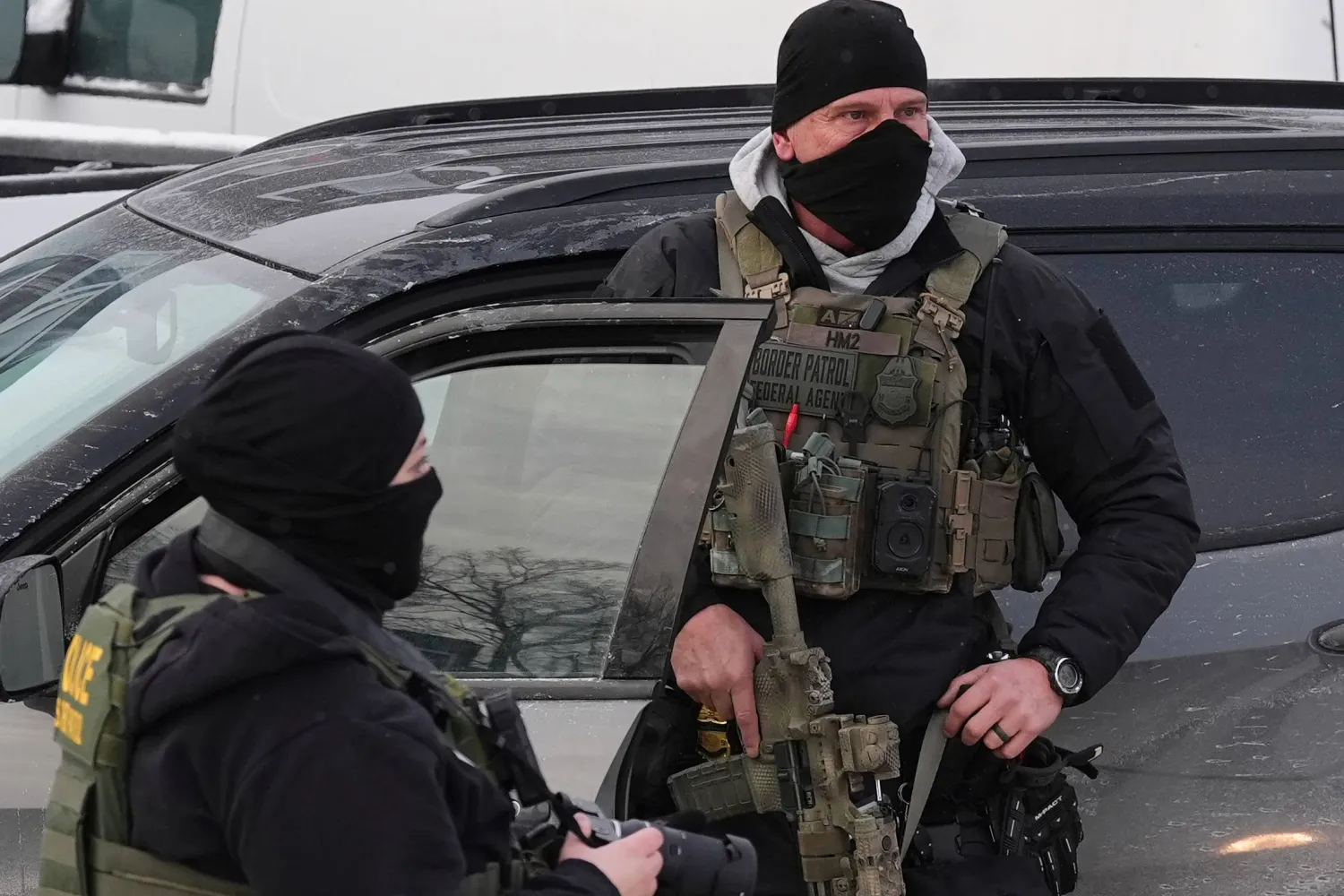 عناصر من وكالة الهجرة الفيدرالية الأميركية في موقع الحادثة بمدينة مينيابوليس (أ.ب)