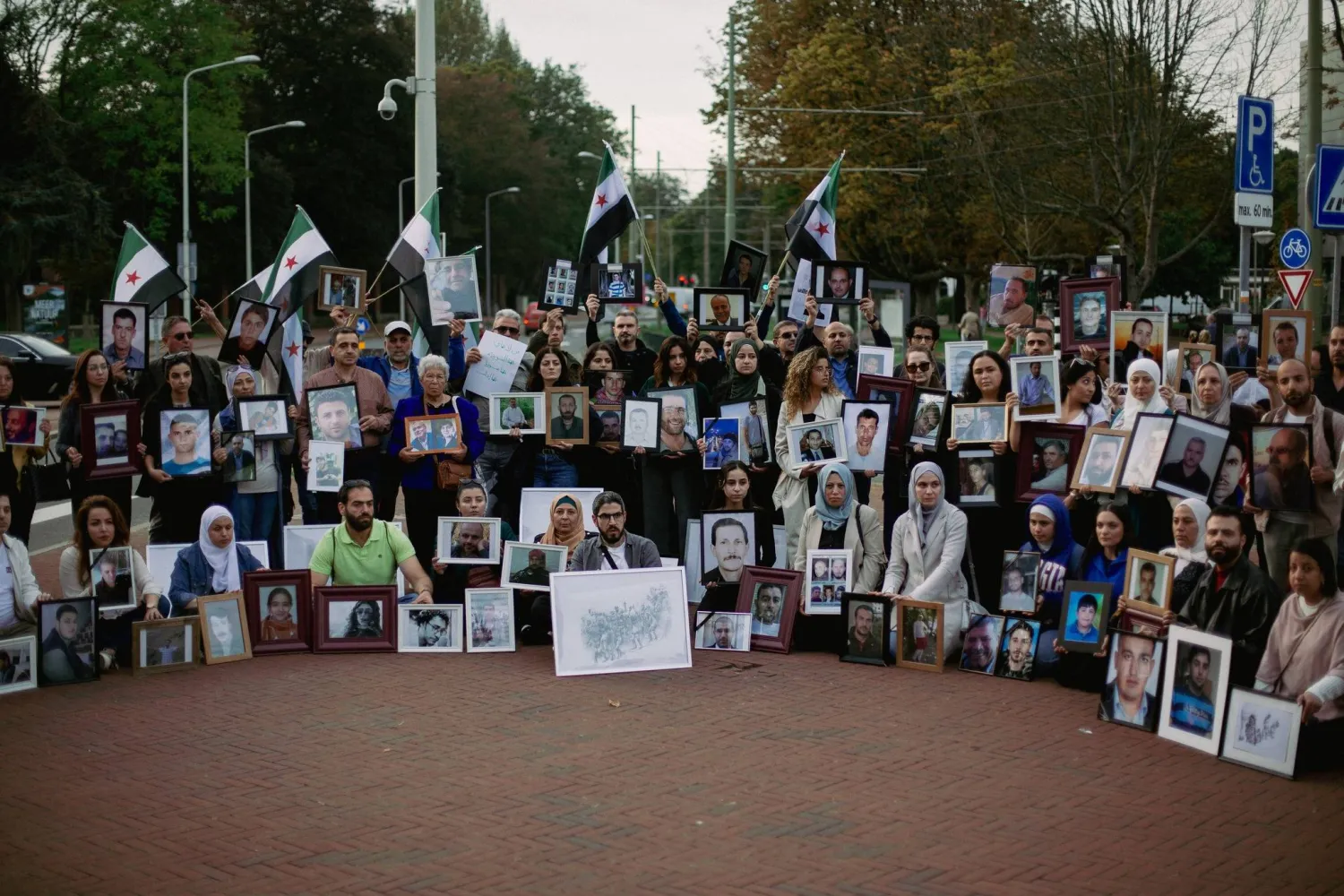 أرشيفية لسوريين أمام «العدل الدولية» في لاهاي التي نظرت في قضية مرفوعة من كندا وهولندا ضد سوريا بتهم جرائم حرب