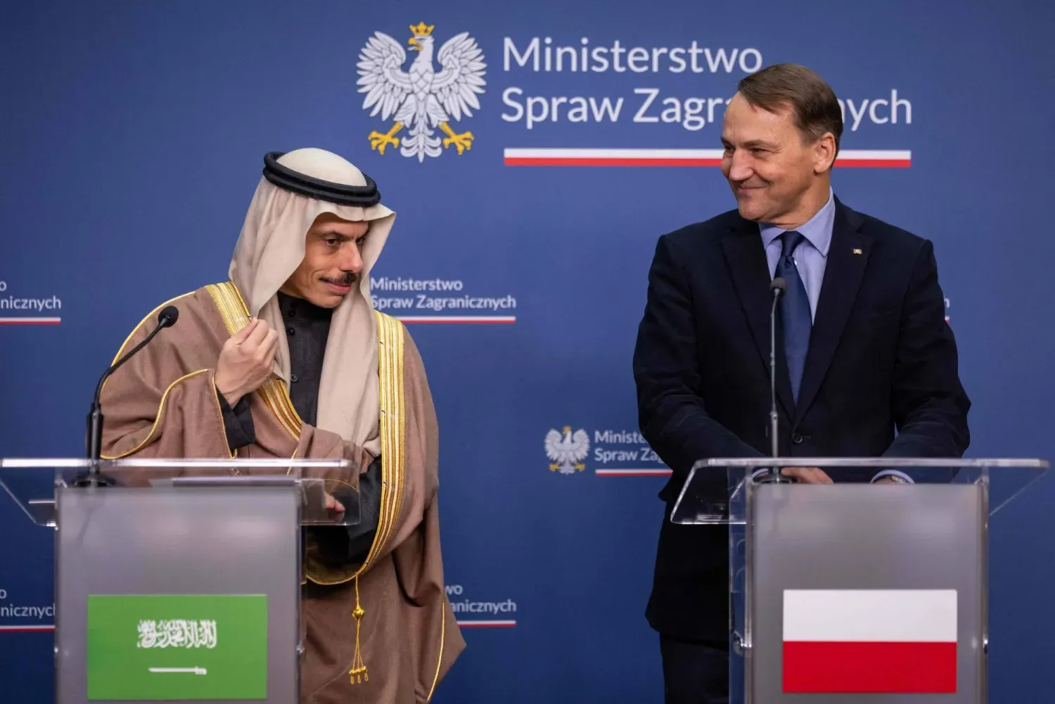 Varşova'da düzenlenen Suudi Arabistan ve Polonya dışişleri bakanlarının basın toplantısından (AFP)