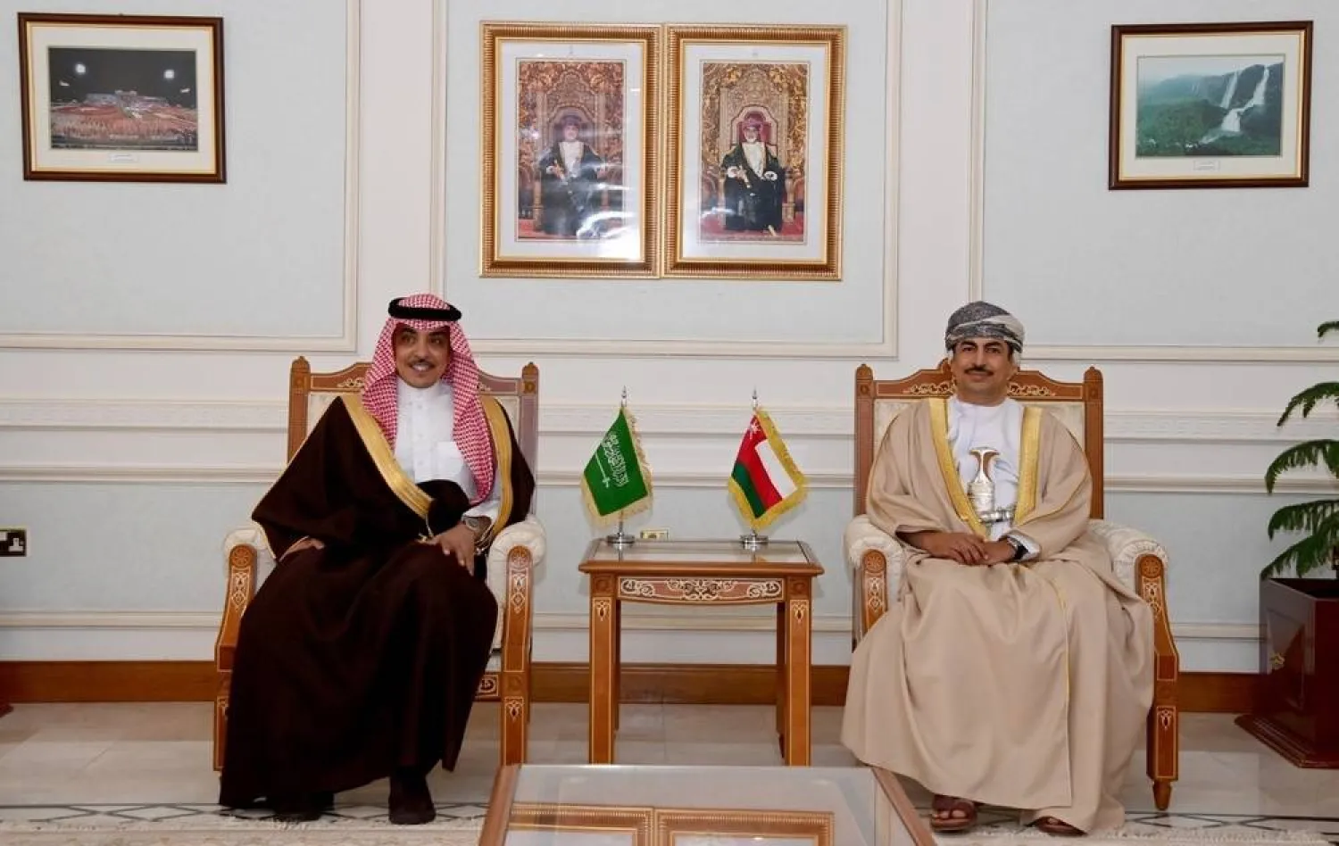 د. عبد الله الحرّاصي وزير الإعلام العماني خلال استقباله بمكتبه في مسقط سلمان الدوسري وزير الإعلام السعودي (العمانية)