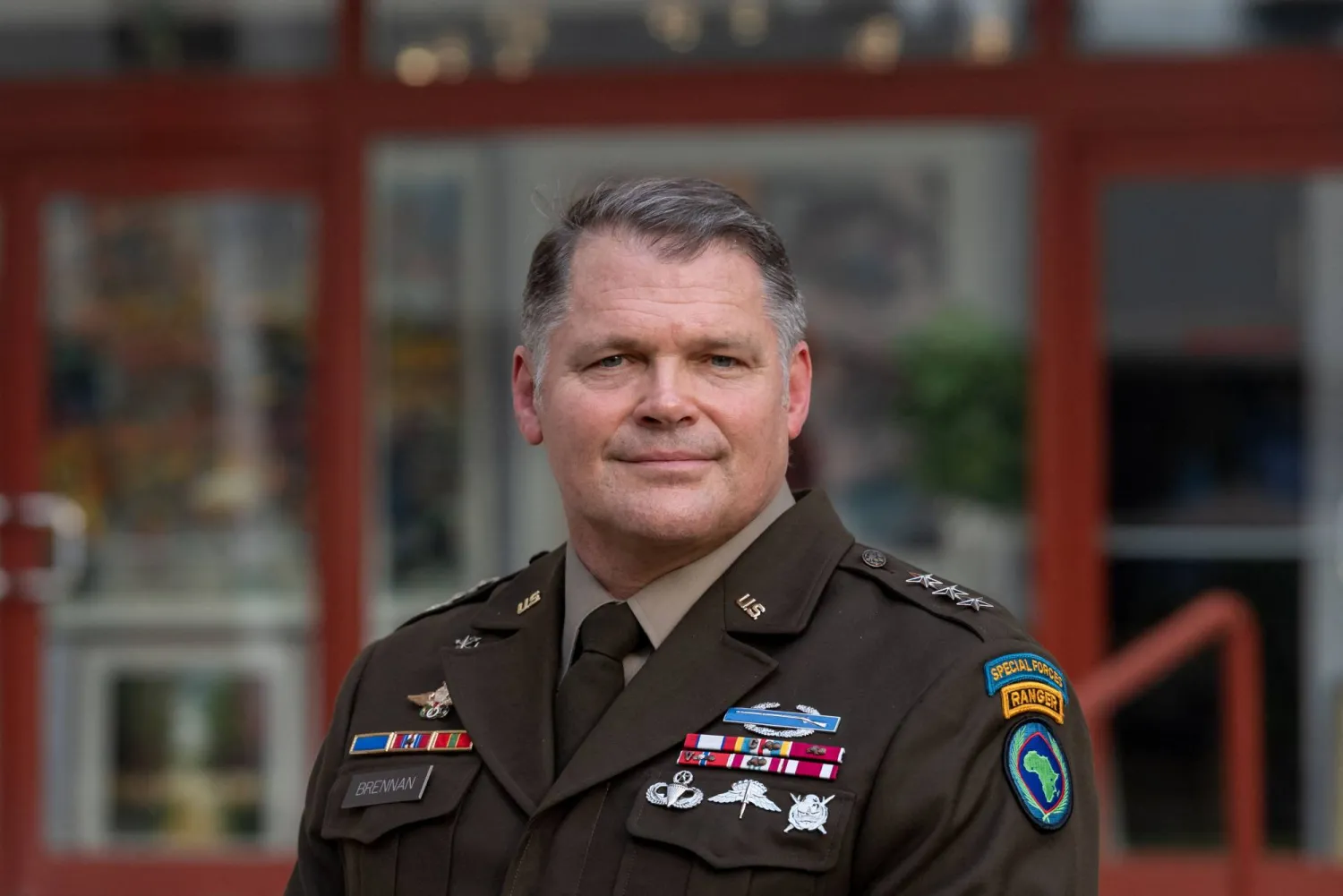 نائب قائد القيادة العسكرية الأميركية في أفريقيا «أفريكوم» الجنرال جون برينان في أبوجا (أ.ف.ب)