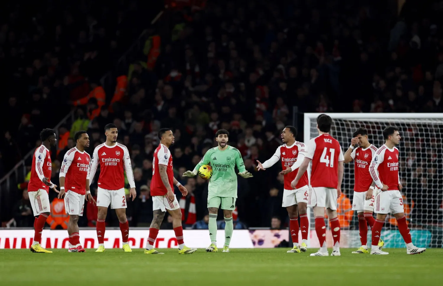 الخسارة أمام يونايتد أعادت فتح الجدل حول ما إذا كان آرسنال قادراً على التخلص من صورة الوصيف (رويترز)