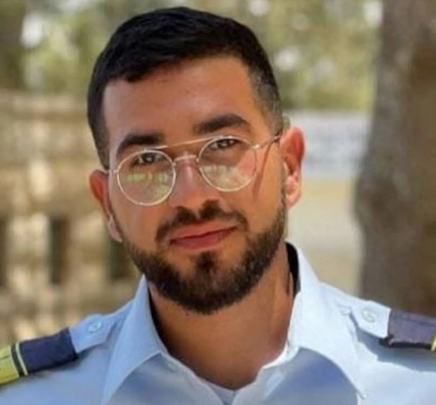 الشرطي الإسرائيلي ران غفيلي (صورة قدمتها حملة إسرائيلية لاستعادة الرهائن وبثتها «رويترز»)