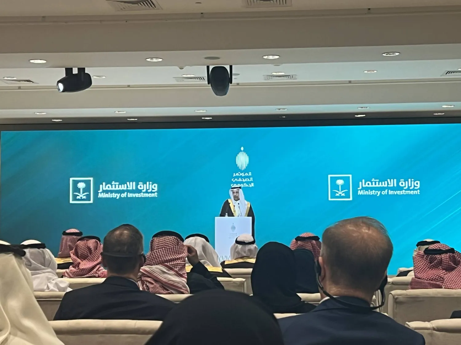 وزير الاستثمار يتحدث إلى الحضور في المؤتمر الصحافي (الشرق الأوسط)