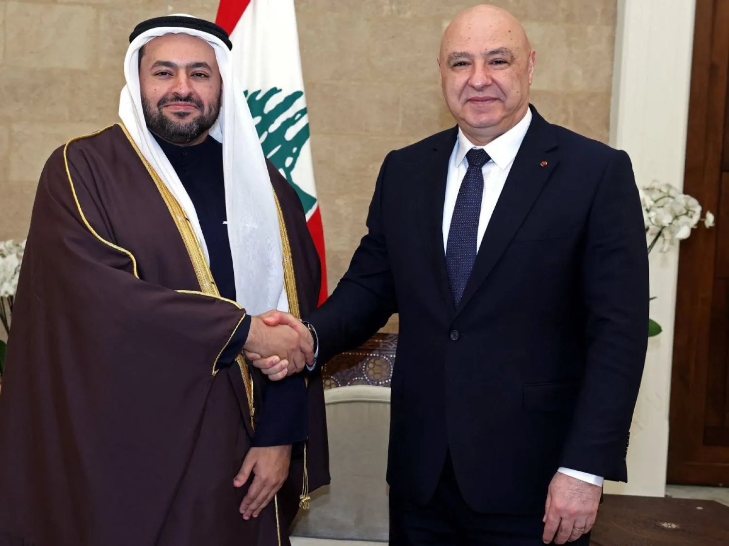 الرئيس اللبناني جوزيف عون يصافح وزير الدولة القطري محمد الخليفي بعد اجتماعهما بالقصر الرئاسي في بعبدا (أ.ف.ب)