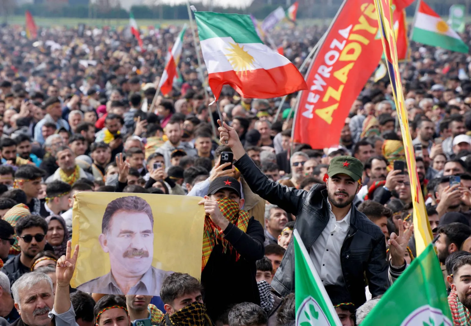 طالب حشد من أكراد تركيا خلال الاحتفال بـ«عيد النوروز» في إسطنبول في 31 مارس 2025 بالإفراج عن زعيم حزب العمال الكردستاني عبد الله أوجلان بعد دعوته لحل الحزب (رويترز)
