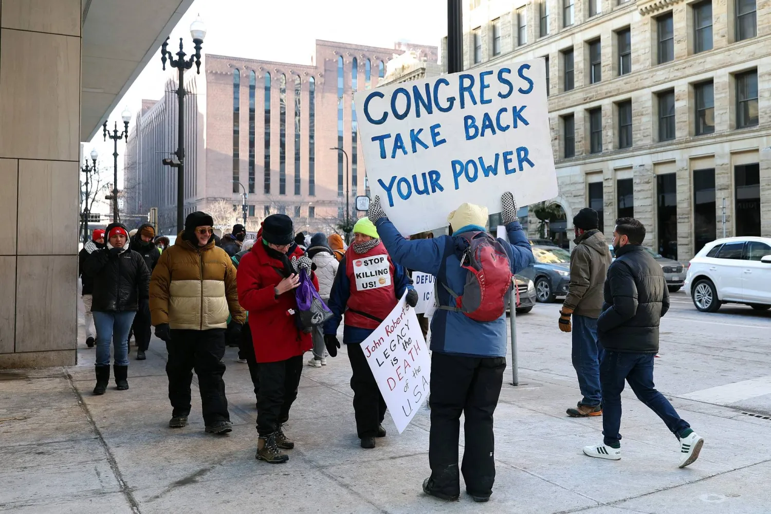 متظاهرون ضد «آيس» يرفعون شعارات تطالب الكونغرس باستعادة صلاحياته في مينيابوليس - مينيسوتا - الأحد 25 يناير (أ.ف.ب)