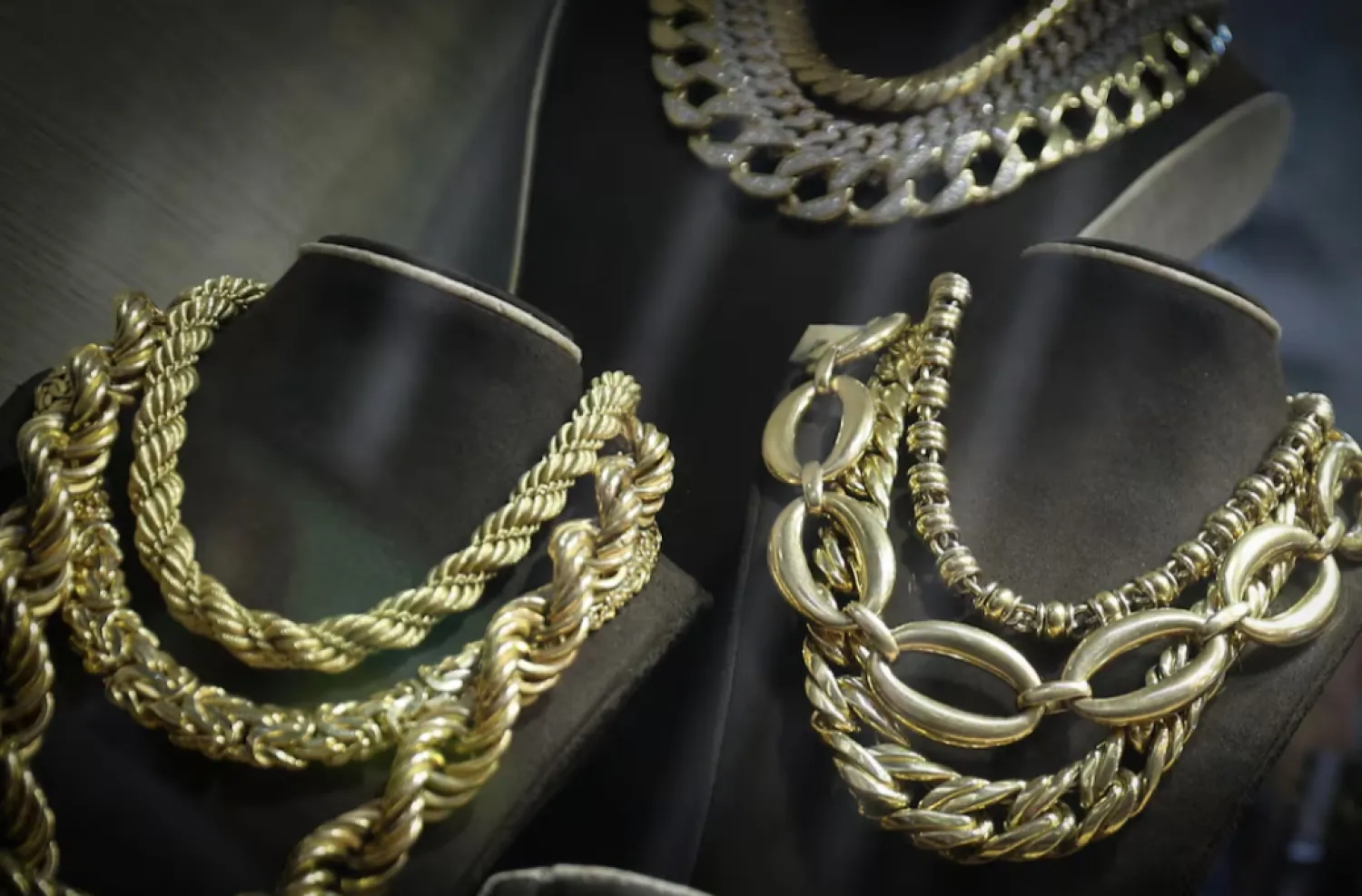 Gold jewelry is displayed in a shop window in Manhattan’s diamond district as global gold prices hovered near all-time highs in New York City, January 7, 2026. REUTERS/Mike Segar