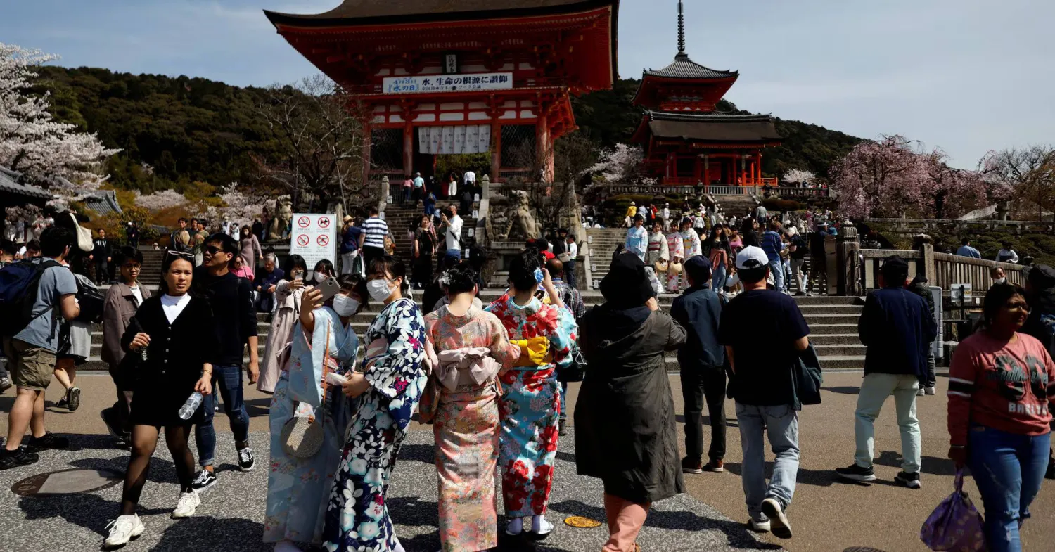 حشد من السياح بمعبد في كيوتو غرب اليابان 30 مارس 2023 (رويترز)