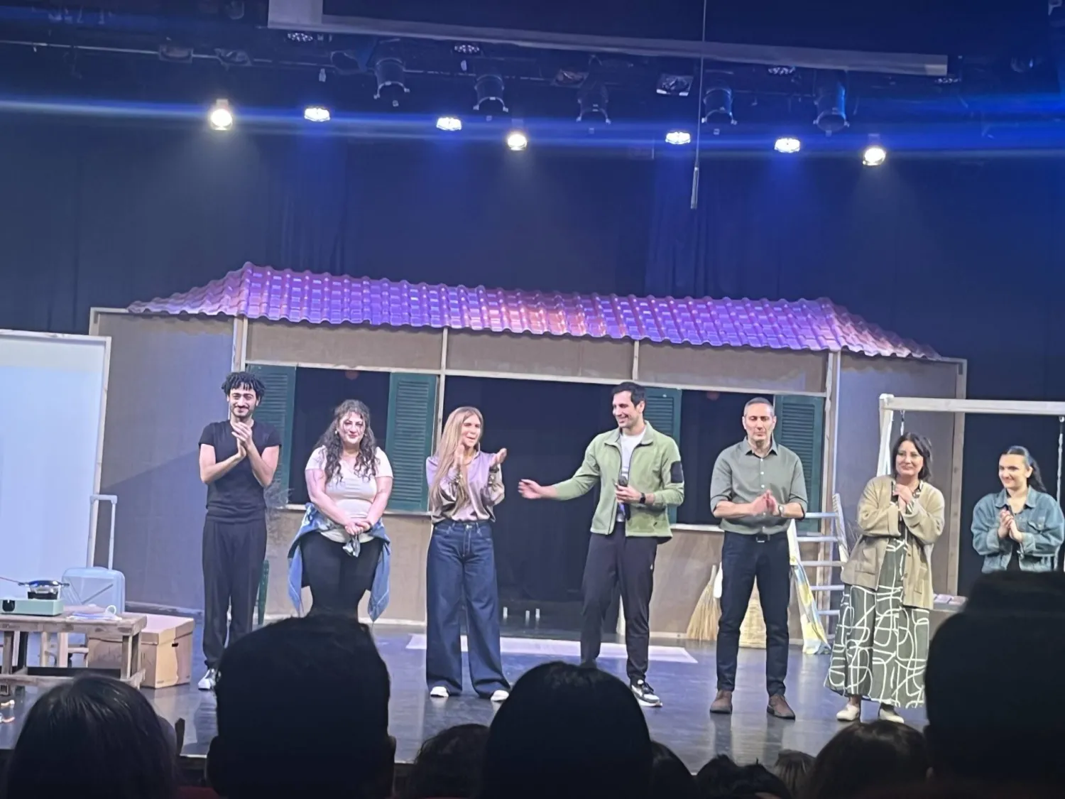 فريق العمل يقدم تحية الختام للحضور في مسرح «مونو» (الشرق الأوسط)